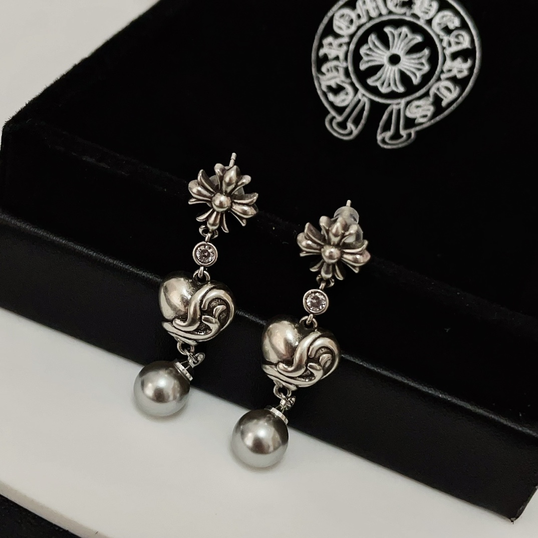 NO:113934,Crosin Cross Pearl Earrings, Cross and Love Vine details are very exquisite, cool rock style and elegant classical beauty, the tenderness of pearls combines the coolness of Crosin, and it is not inconsistent with suits, dresses and even street styles, and it is easy to control various styles~, jewelry boutique, chrome hearts, skirts, business suit, earrings19860909克罗心十字架珍珠耳环,十字架和爱心藤蔓细节非常精致,酷飒摇滚风又带着优雅古典美,珍珠的温柔与克罗心的酷感结合,搭配西装、连衣裙甚至街头风都毫无违和感,轻松驾驭各种风格～,饰品精品,chrome hearts,skirts,business suit,earrings,Jewelry