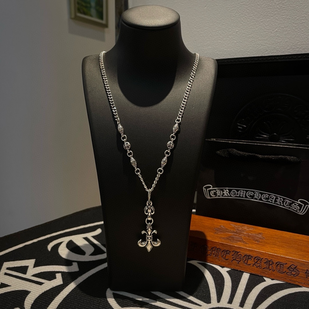 NO:107080,New [Counter Quality] Chrome Hearts Croxin classic retro side necklace Scout flower pendant Different concave and convex shapes present unique styles Cross Scout flower is Croxin's ambition, so it lasts for a long time. Genuine version Chrome Hearts Croxin is different from the market ordinary light version. The quality is benchmarked against the quality of the version. The details of the print are retro and old gray oxygen. Seiko version!  !  !  Pure handmade ~ Authentic model opening must-have fashion and fashion, both men and women can wear it, same style for couples, original official website, rock punk style silver style, retro elements, trendy and versatile!  , jewelry boutique, chrome hearts, chrome hearts, necklace19860909新款【专柜品质】Chrome Hearts克罗心经典复古侧身项链 童军花吊坠 凹凸造型不同的花纹设计风格 呈现出与众不同 十字架 童军花是克罗心的志 所以更经久不衰 正品打版Chrome Hearts克罗心 区别市场普通轻版 对版对标品质 看字印细节 复古做旧灰氧程度.精工版本！！！ 纯手工打造 ～正品开模潮流时尚必备 男女均可佩戴 情侣同款 官网原版 摇滚朋克泰银风格 复古元素 潮流百搭！,饰品精品,chrome hearts,chrome hearts,necklace,Jewelry