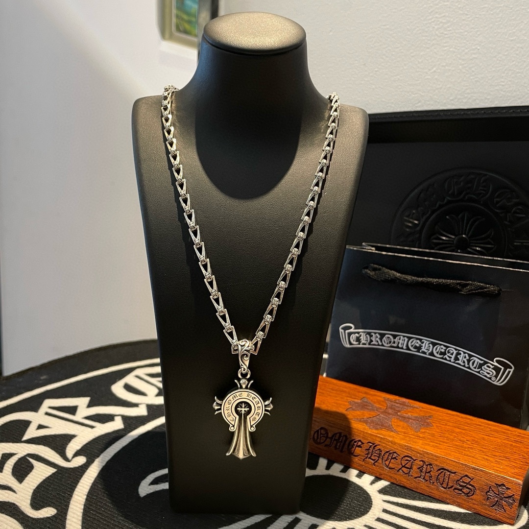 NO:107089,TikTok/Kuaishou/ins/Xiaohongshu/Live Hot, New [Counter Quality] Chrome Hearts Cross Necklace, Horseshoe Print Cross Pendant, Different Concave and Convex and Convex Scout Flowers are Croxin's ambition, so they last forever. Genuine version of Chrome Hearts Croxin, different market light version, benchmark quality, look at the details of the letter printing, retro old gray oxygen level. Seiko version!  !  !  Pure handmade ~ Authentic model opening must-have fashion and fashion, both men and women can wear it, same style for couples, original official website, rock punk style silver style, retro elements, trendy and versatile!  , jewelry boutique, chrome hearts, chrome hearts, necklace19860909批 抖音/快手/ins/小红书/直播热门,新款【专柜品质】Chrome Hearts克罗心十字架项链 ,马蹄印十字架吊坠,凹凸造型不同的花纹设计风格 呈现出与众不同 十字架 童军花是克罗心的志 所以更经久不衰 正品打版Chrome Hearts克罗心 区别市场普通轻版 对版对标品质 看字印细节 复古做旧灰氧程度.精工版本！！！ 纯手工打造 ～正品开模潮流时尚必备 男女均可佩戴 情侣同款 官网原版 摇滚朋克泰银风格 复古元素 潮流百搭！,饰品精品,chrome hearts,chrome hearts,necklace,Jewelry