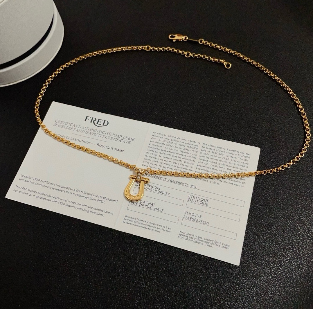 💰130🎉 𝗙𝗥𝗘𝗗 费雷德满钻马蹄扣项链，高端定制，专柜材质，加厚电镀工艺，带logo，非常有标志性，简洁大方，不管是日常穿搭还是特别场合都能轻松驾驭。