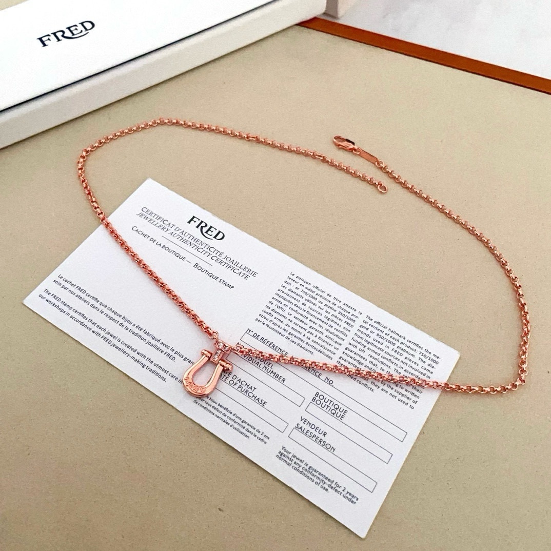 💰130🎉 𝗙𝗥𝗘𝗗 费雷德满钻马蹄扣项链，高端定制，专柜材质，加厚电镀工艺，带logo，非常有标志性，简洁大方，不管是日常穿搭还是特别场合都能轻松驾驭。