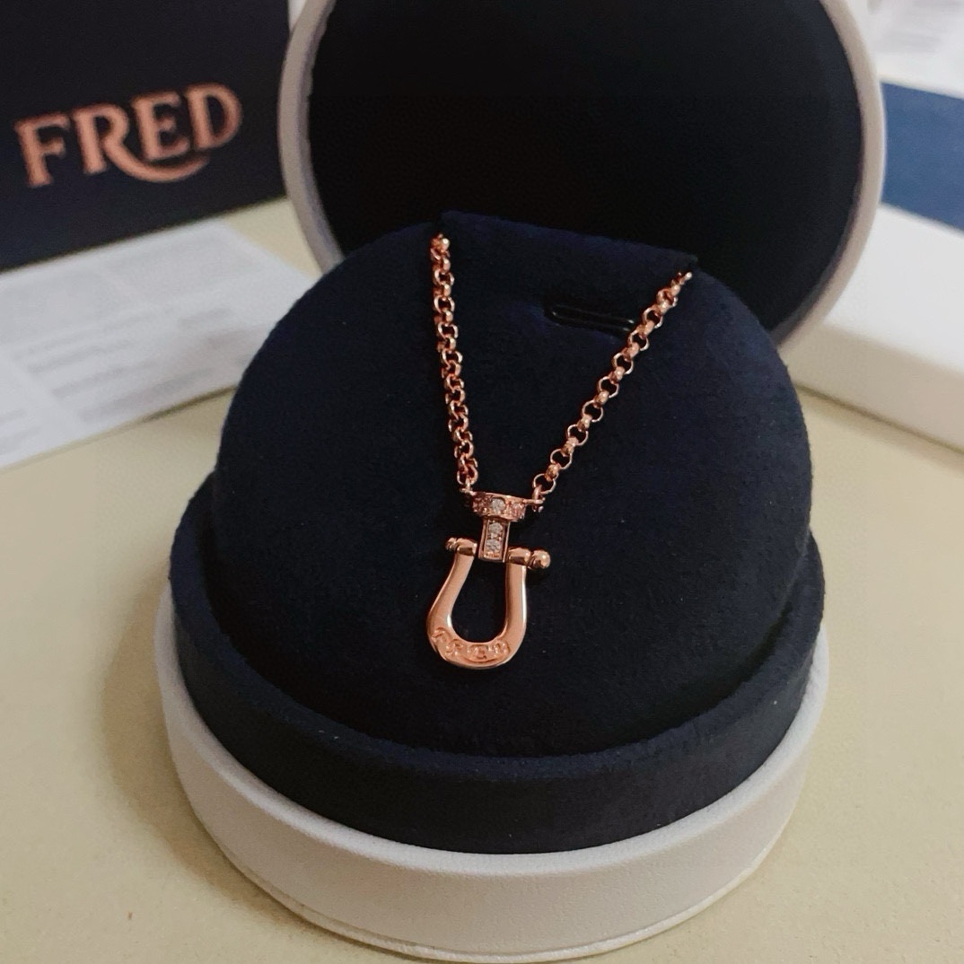 💰130🎉 𝗙𝗥𝗘𝗗 费雷德满钻马蹄扣项链，高端定制，专柜材质，加厚电镀工艺，带logo，非常有标志性，简洁大方，不管是日常穿搭还是特别场合都能轻松驾驭。