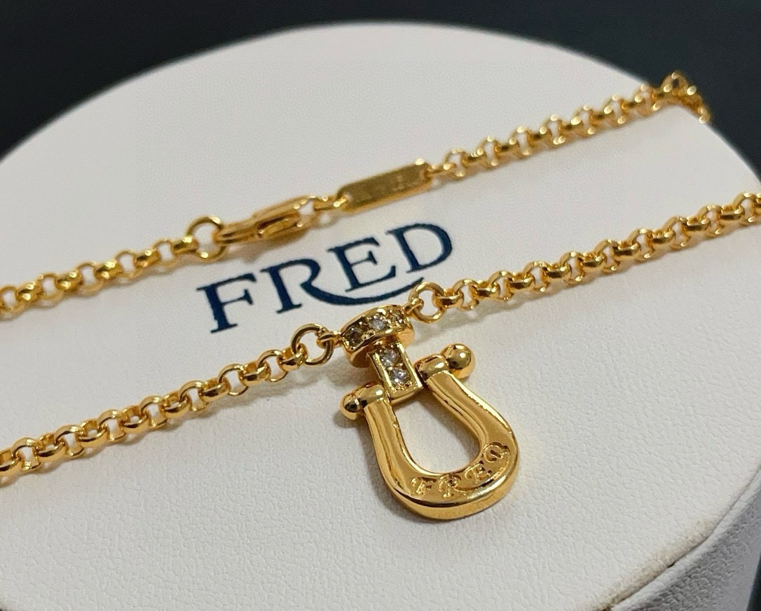 💰130🎉 𝗙𝗥𝗘𝗗 费雷德满钻马蹄扣项链，高端定制，专柜材质，加厚电镀工艺，带logo，非常有标志性，简洁大方，不管是日常穿搭还是特别场合都能轻松驾驭。