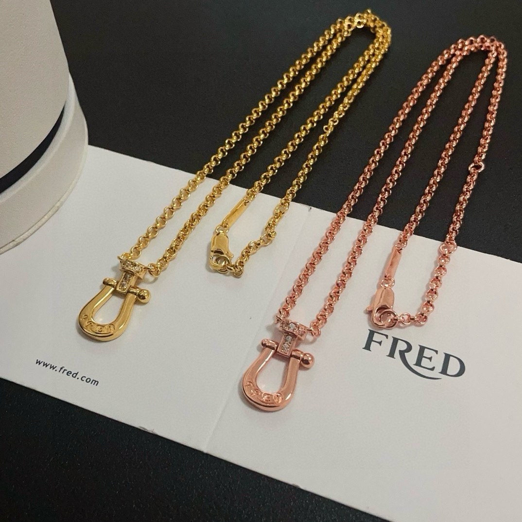 💰130🎉 𝗙𝗥𝗘𝗗 费雷德满钻马蹄扣项链，高端定制，专柜材质，加厚电镀工艺，带logo，非常有标志性，简洁大方，不管是日常穿搭还是特别场合都能轻松驾驭。