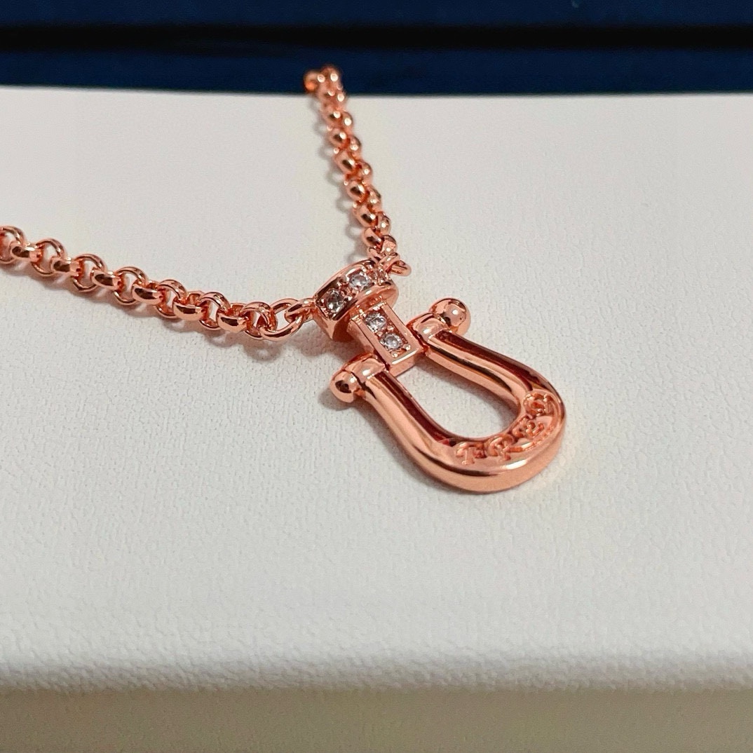 💰130🎉 𝗙𝗥𝗘𝗗 费雷德满钻马蹄扣项链，高端定制，专柜材质，加厚电镀工艺，带logo，非常有标志性，简洁大方，不管是日常穿搭还是特别场合都能轻松驾驭。