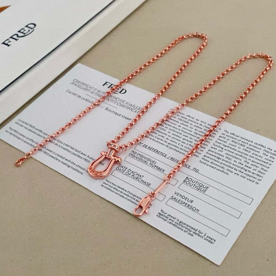 💰130🎉 𝗙𝗥𝗘𝗗 费雷德满钻马蹄扣项链，高端定制，专柜材质，加厚电镀工艺，带logo，非常有标志性，简洁大方，不管是日常穿搭还是特别场合都能轻松驾驭。