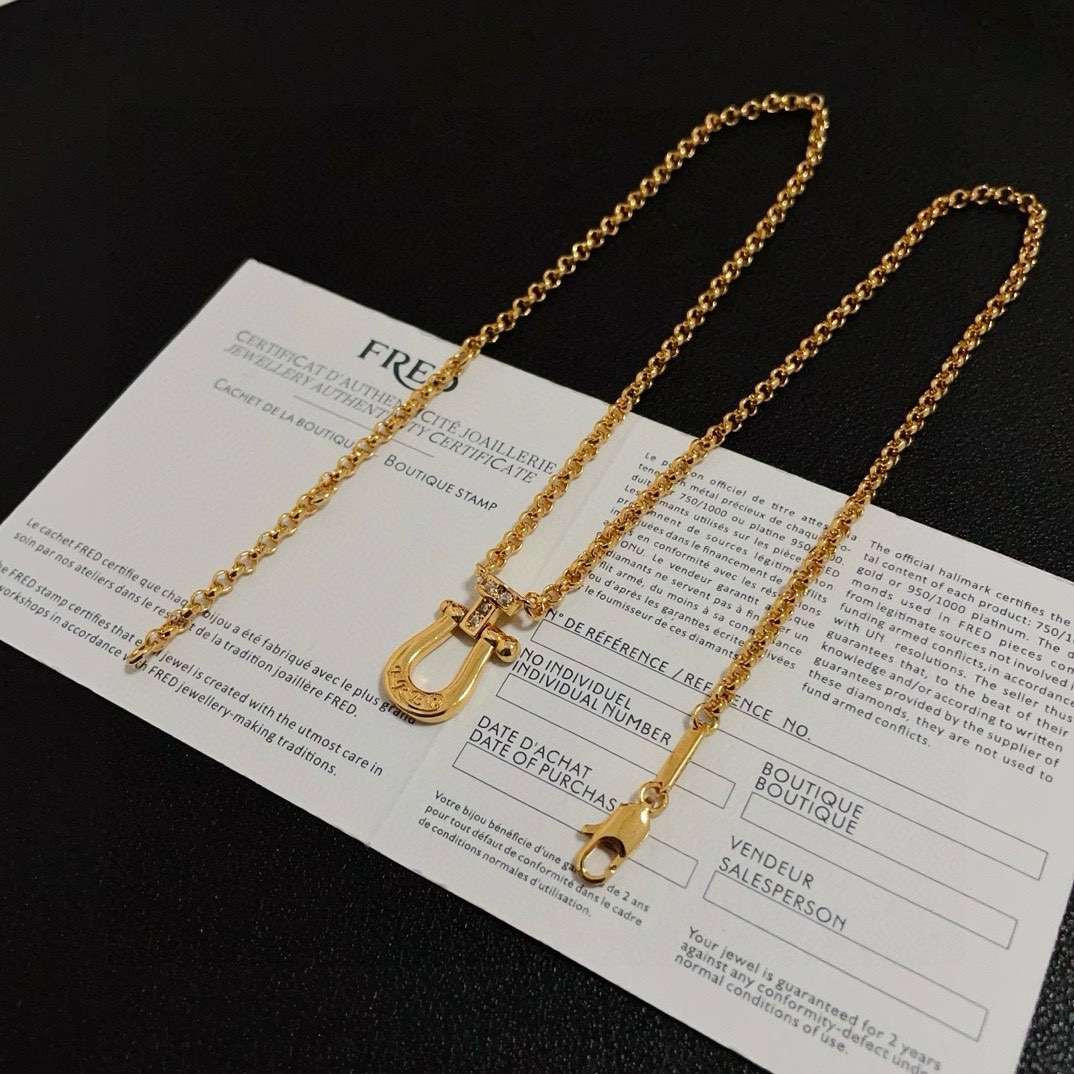 💰130🎉 𝗙𝗥𝗘𝗗 费雷德满钻马蹄扣项链，高端定制，专柜材质，加厚电镀工艺，带logo，非常有标志性，简洁大方，不管是日常穿搭还是特别场合都能轻松驾驭。