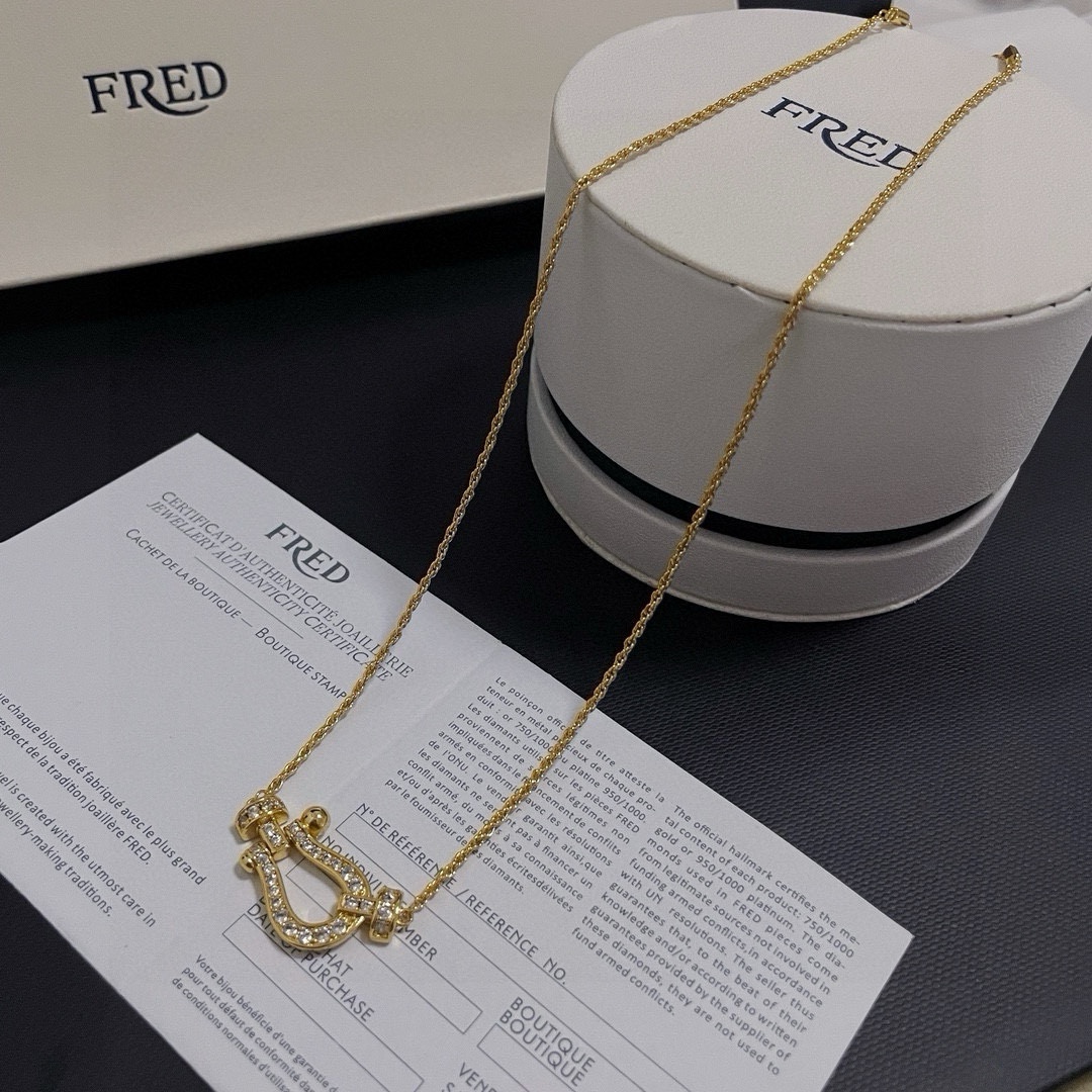 NO:113946,Purchase: Feredman Diamond Horseshoe Buckle Necklace, Seiko Micro Inlay, High-end Customization, counter material, thickened electroplating technology, with logo, very iconic, simple and elegant, and casual matching is very fashionable!  , jewelry boutique, necklace19860909批  费雷德满钻马蹄扣项链,精工微镶,高端定制,专柜材质,加厚电镀工艺,带logo,非常有标志性,简洁大方,随意搭配都很有时尚感！,饰品精品,necklace,Jewelry
