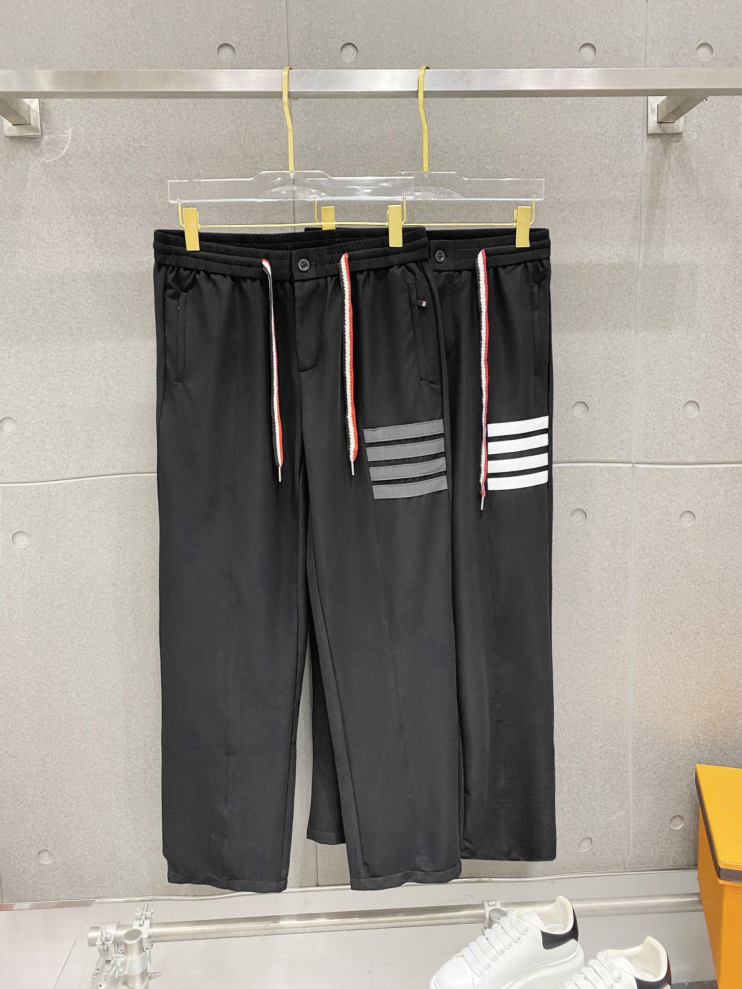 NO:460500,【TB】2025ss Spring and Summer New Micro Wide Leg Pants, using imported cotton fabric, presents a delicate texture, soft and slightly bone-like feel, with a strong draping and wide feeling, comfortable and breathable to wear, and has excellent sweat resistance, which is very suitable for wearing in spring and summer!  The classic four-bar logo decoration on the legs of the pants perfectly interprets the high-end identity of the pants, which is very classy and high-end!  They are the essential essence and soul of every single product of TB!  Straight-leg pants drawstring elastic wide-leg pants cut design, paired with low-key dark gray, the basic and versatile style that can look good when worn alone can perfectly show your taste. It is highly recommended! Size M-3XL, alexander wang19860909【TB】2025ss春夏新款微阔腿裤、采用进口棉面料,呈现出细腻的肌理感,手感柔中带点筋骨,垂坠挺阔感极强,着穿舒适透气的同时,有具有出色的排汗性,非常适合春夏时节着穿！裤腿上经典四条杠徽标装饰,完美诠释出了该裤子高奢身份,非常的具有档次与高级感！都是TB家每一款单品都不可或缺的精髓灵魂所在！直筒裤子抽绳松紧阔腿裤裁剪设计,再搭配上低调的深灰色系,属于谁穿谁好看的基础百搭款式,单穿都可以完美彰显出你的品位,强烈推荐款! 码数M-3XL,,alexander wang,Men's clothing