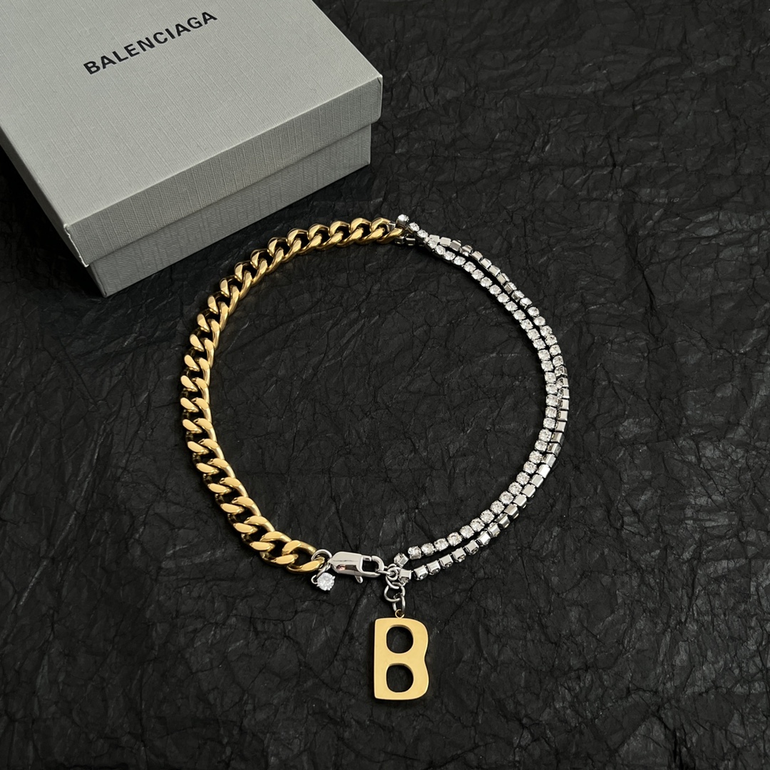 【】巴黎世家 Balenciaga 项链 简单大方 大牌金质感饱满 ，搭配衣服超好看 ！！