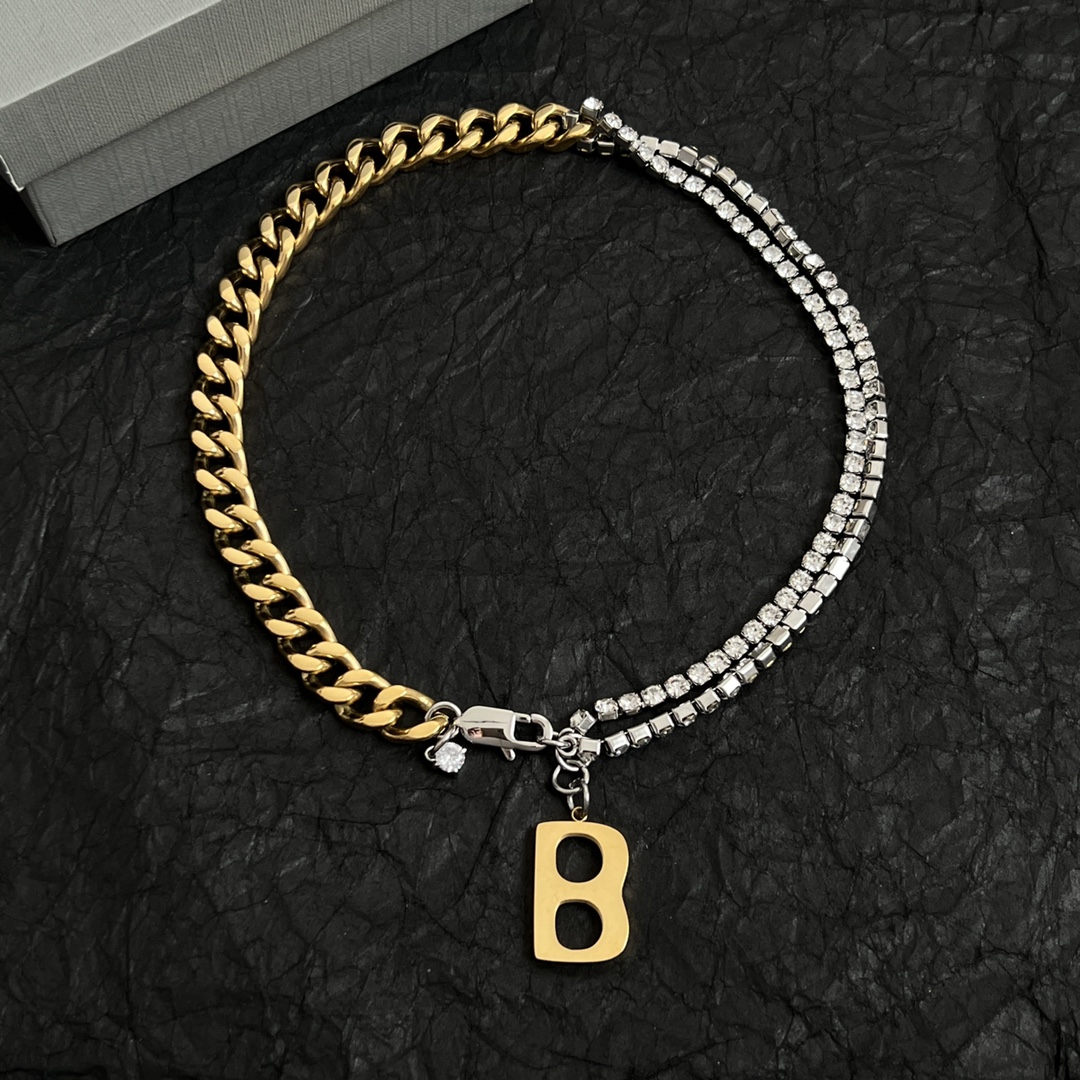 【】巴黎世家 Balenciaga 项链 简单大方 大牌金质感饱满 ，搭配衣服超好看 ！！