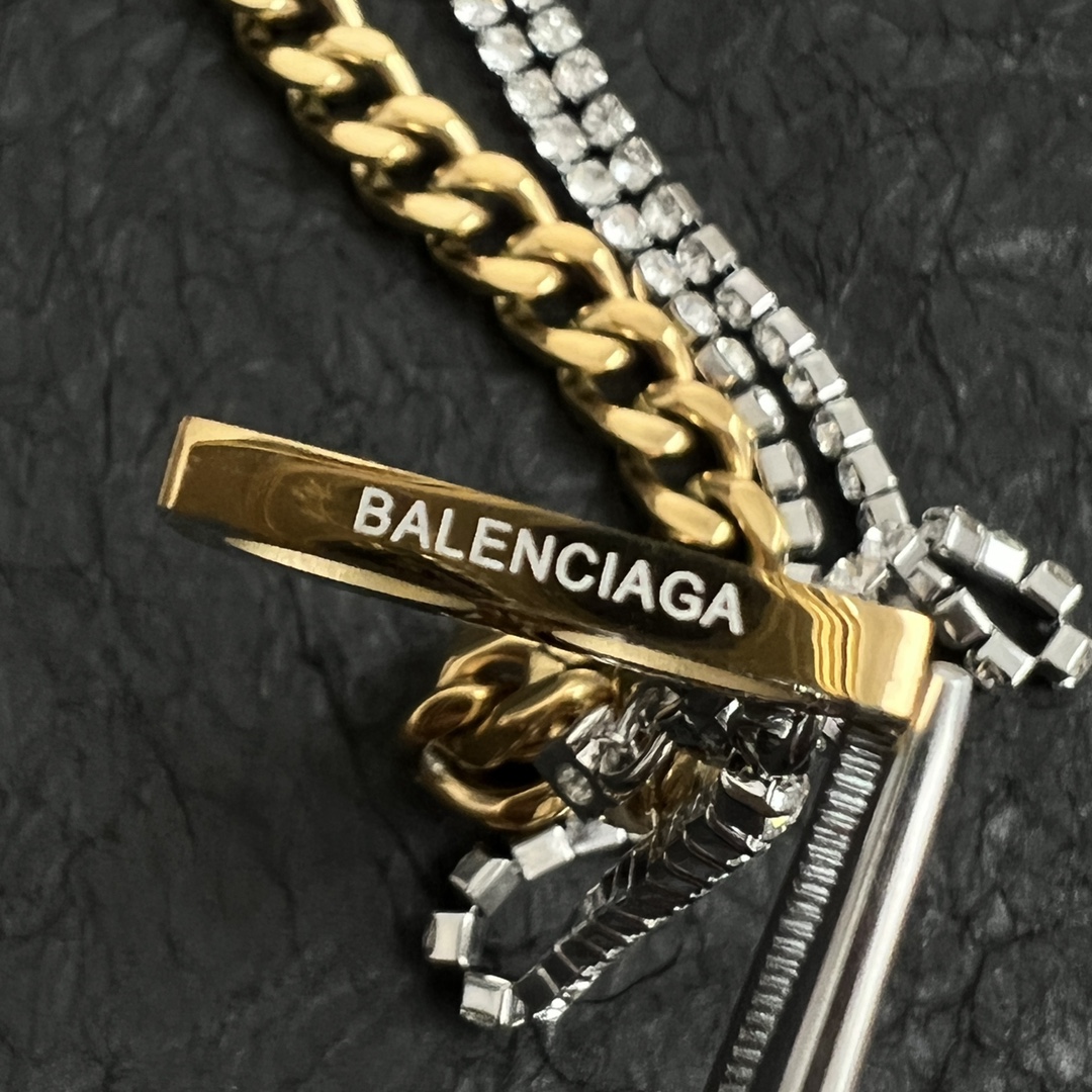 【】巴黎世家 Balenciaga 项链 简单大方 大牌金质感饱满 ，搭配衣服超好看 ！！