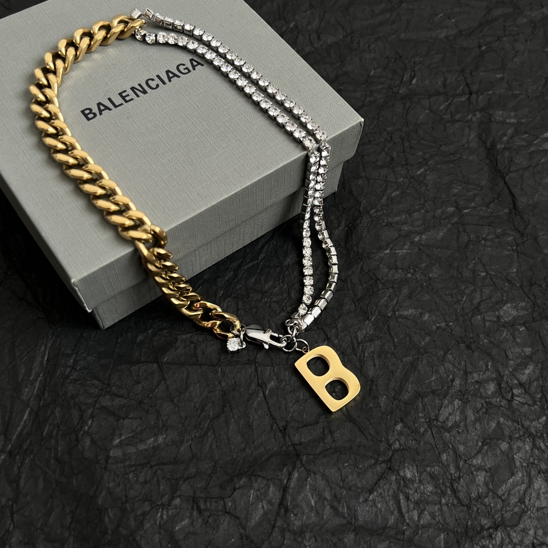 【】巴黎世家 Balenciaga 项链 简单大方 大牌金质感饱满 ，搭配衣服超好看 ！！