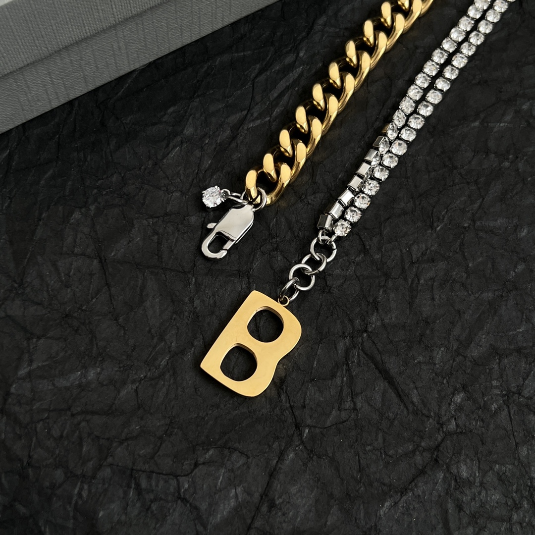 【】巴黎世家 Balenciaga 项链 简单大方 大牌金质感饱满 ，搭配衣服超好看 ！！