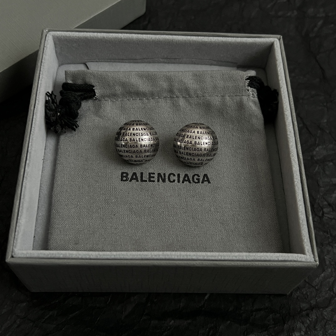 【】 巴黎世家 Balenciaga 耳钉  简单大方 大牌金质感饱满 ，搭配衣服超好看 ！！