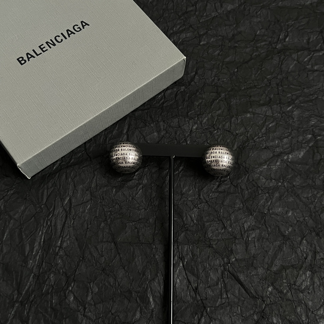 【】 巴黎世家 Balenciaga 耳钉  简单大方 大牌金质感饱满 ，搭配衣服超好看 ！！