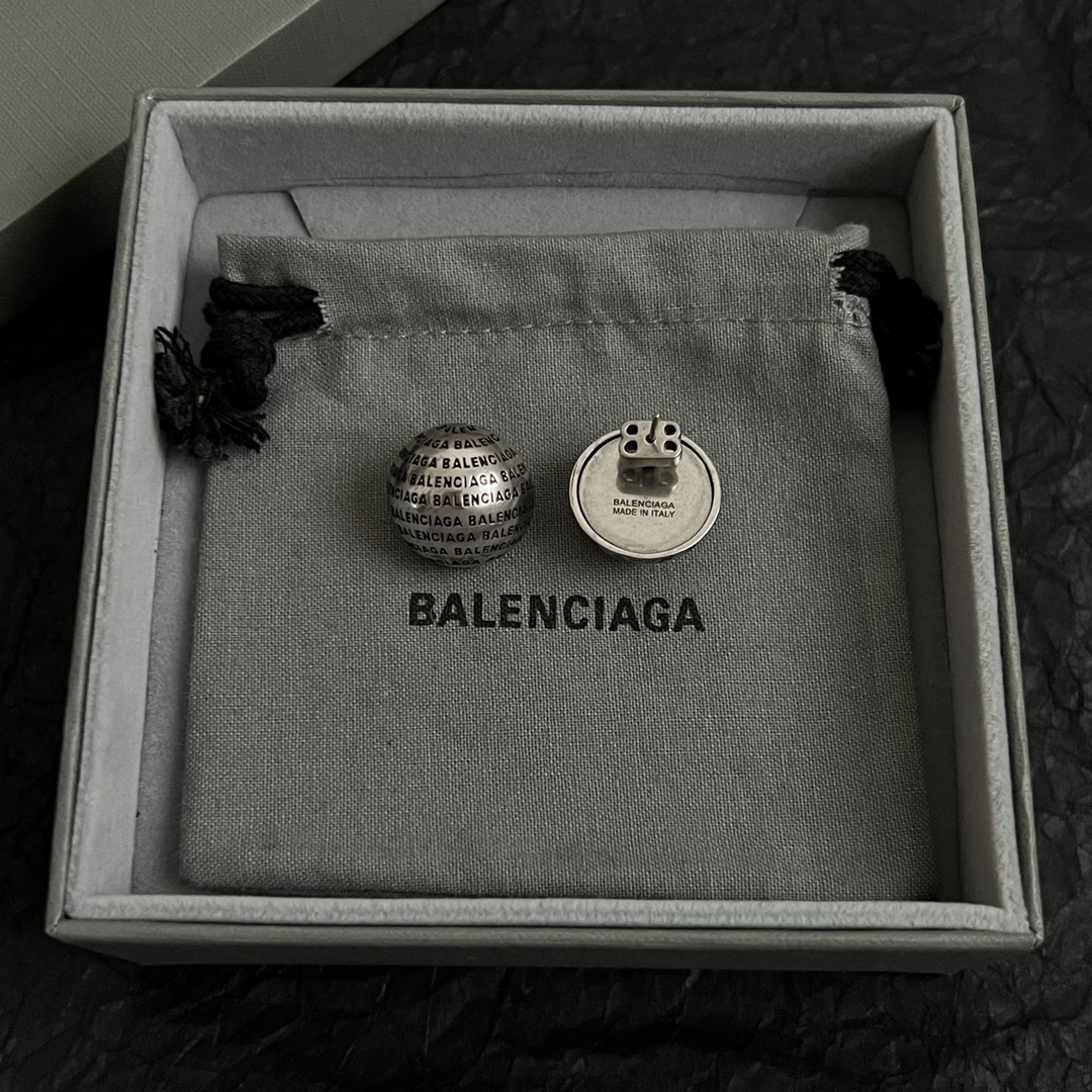 【】 巴黎世家 Balenciaga 耳钉  简单大方 大牌金质感饱满 ，搭配衣服超好看 ！！
