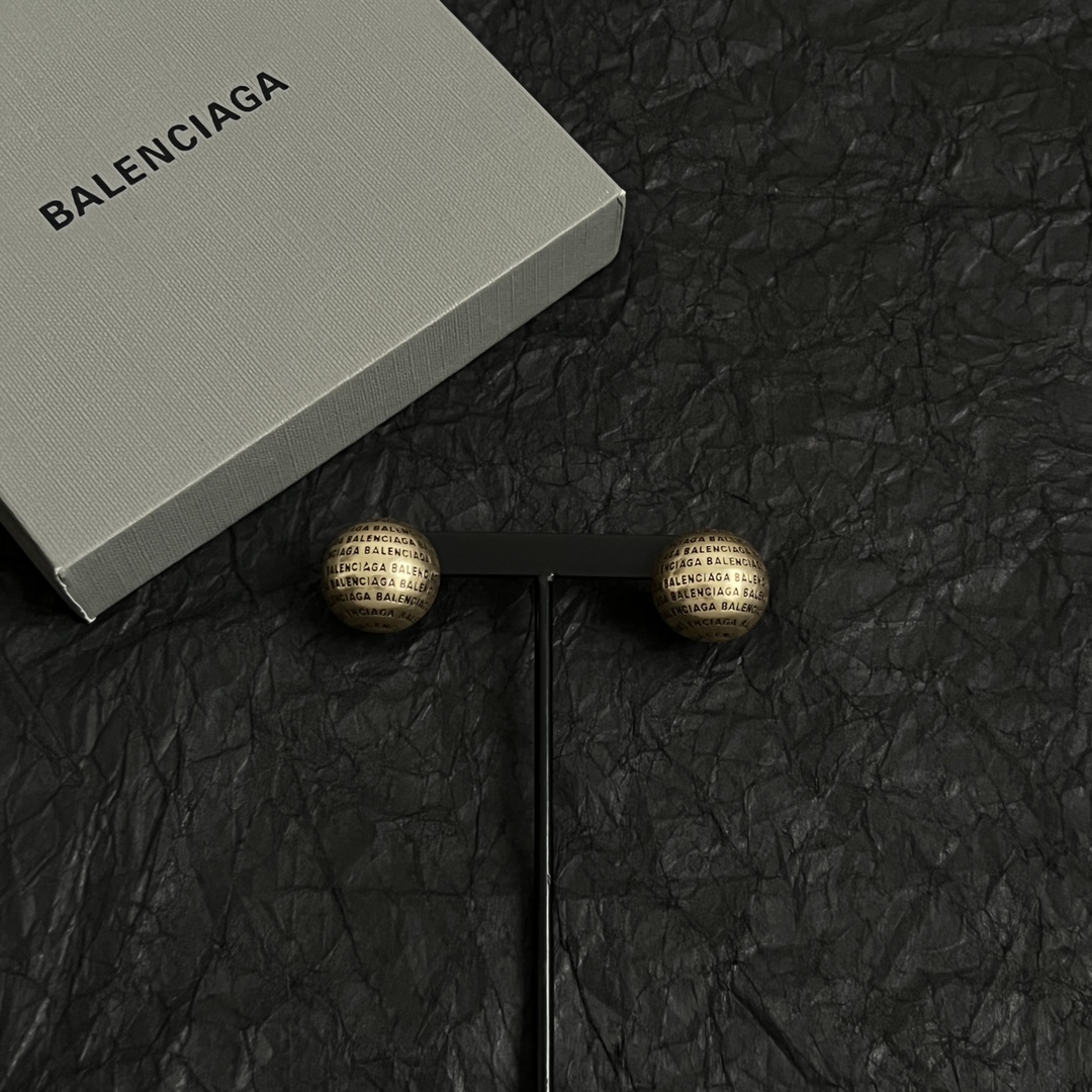 【】 巴黎世家 Balenciaga 耳钉  简单大方 大牌金质感饱满 ，搭配衣服超好看 ！！
