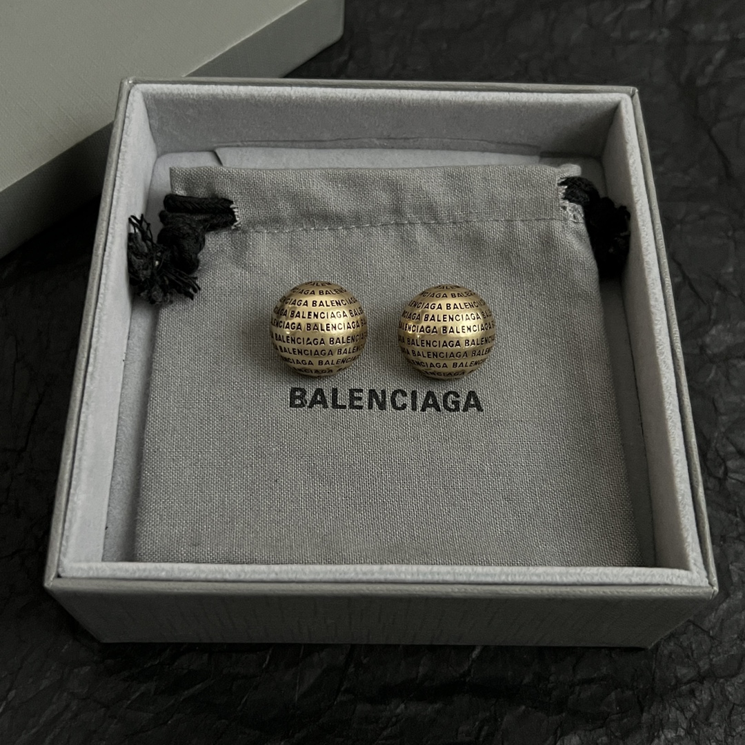 【】 巴黎世家 Balenciaga 耳钉  简单大方 大牌金质感饱满 ，搭配衣服超好看 ！！