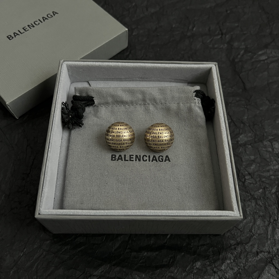 【】 巴黎世家 Balenciaga 耳钉  简单大方 大牌金质感饱满 ，搭配衣服超好看 ！！