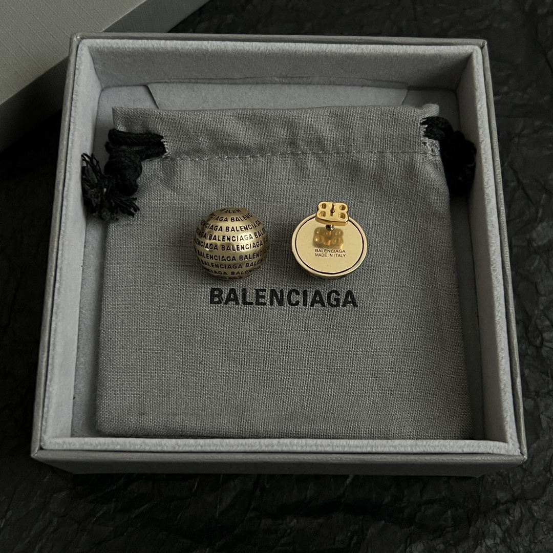 【】 巴黎世家 Balenciaga 耳钉  简单大方 大牌金质感饱满 ，搭配衣服超好看 ！！