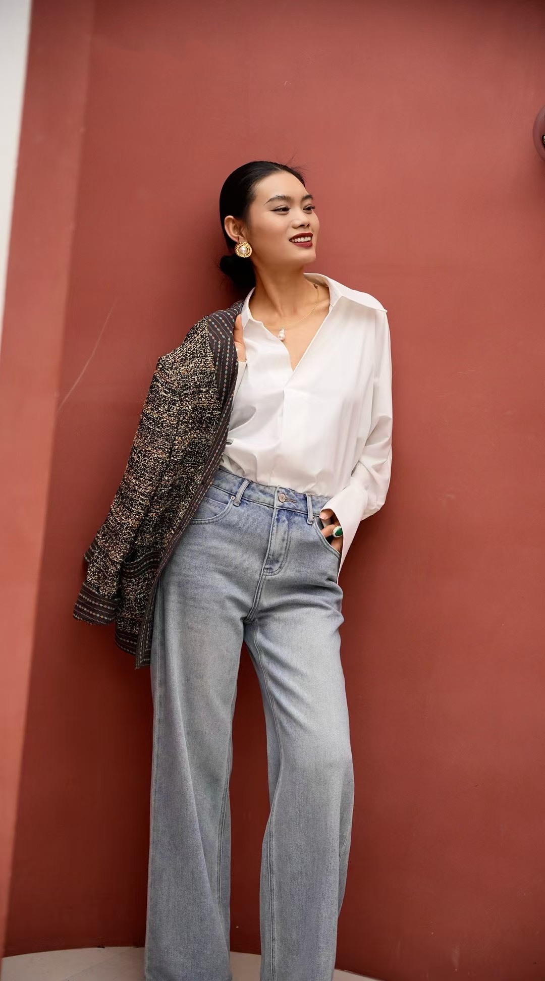 “High-Quality Women’s Suit Set: V-Neck Shirt, Soft Fabric, Multiple Sizes & Colors” - 图片 3