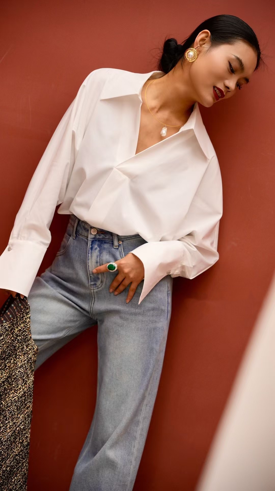“High-Quality Women’s Suit Set: V-Neck Shirt, Soft Fabric, Multiple Sizes & Colors” - 图片 4