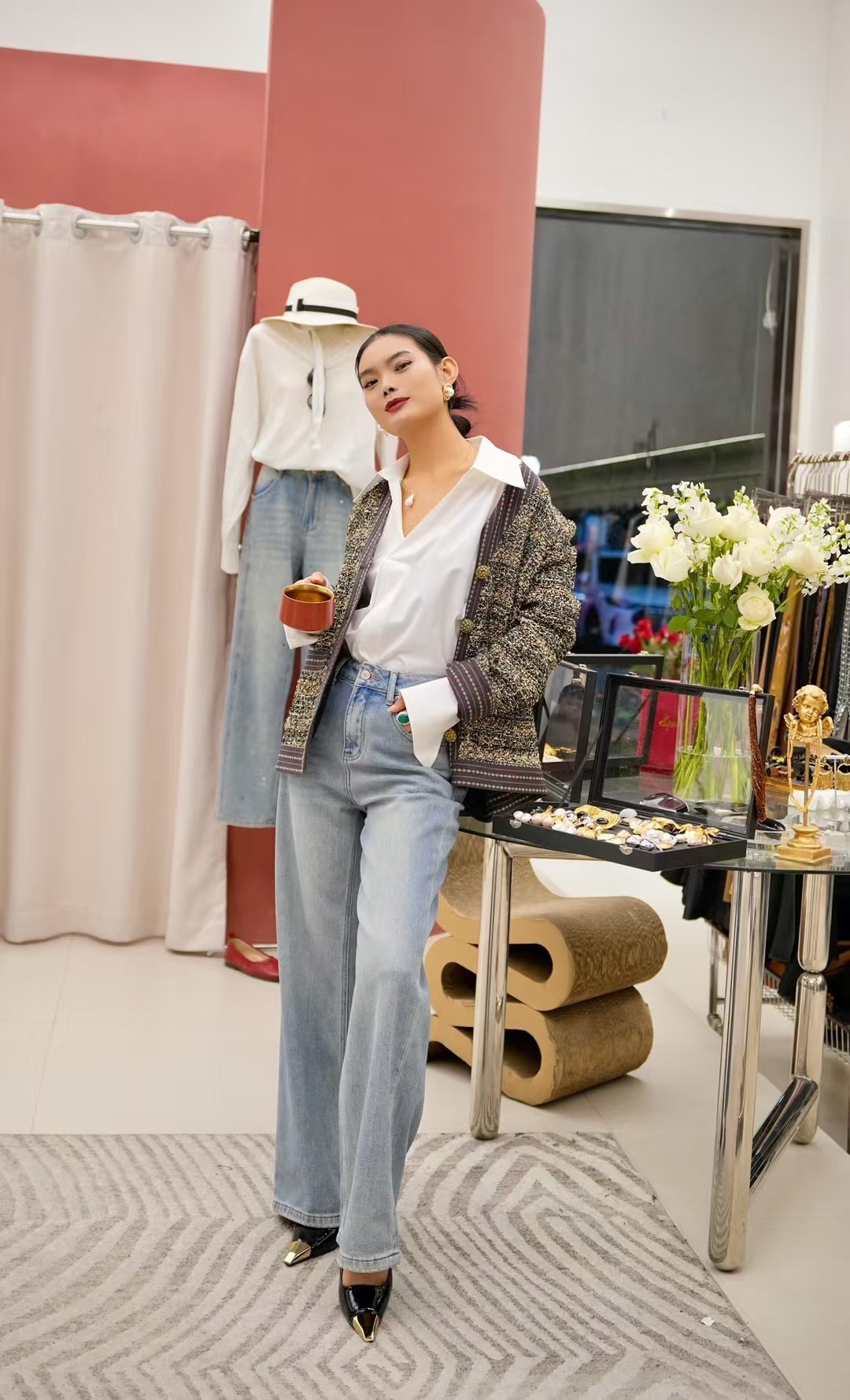 “High-Quality Women’s Suit Set: V-Neck Shirt, Soft Fabric, Multiple Sizes & Colors” - 图片 7