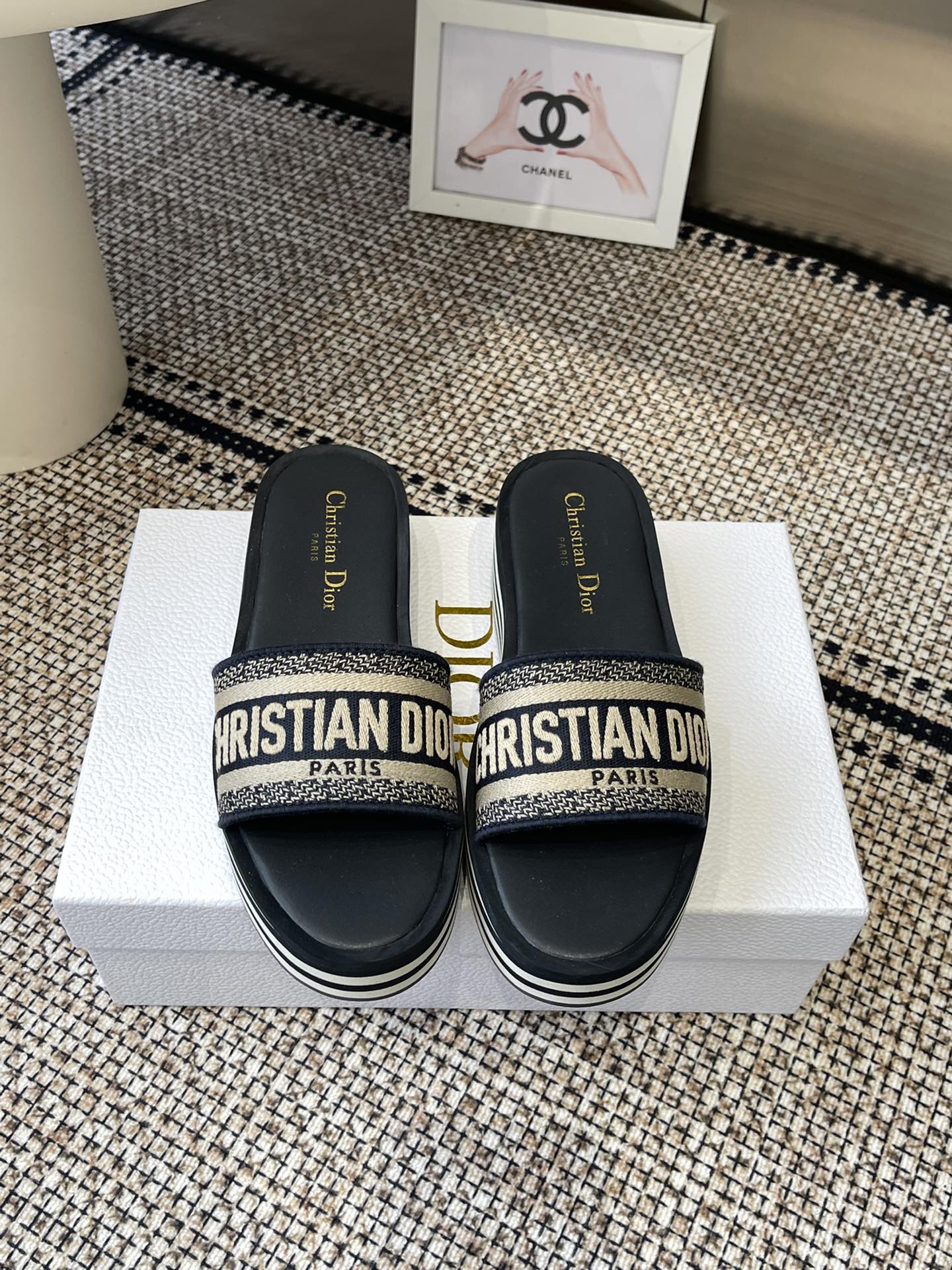 NO:232081,Dior 25ss Spring and Summer New IVIETA DWAY Jelly Color Flat-Soled Flip Flops Sandals CD Letter Logo Three-dimensional Embroidered Thick-Soled Round Toe Slippers Original development top version, soft and delicate feet, extremely comfortable. Material: Imported upper raffia grass electric embroidery high-temperature water-soluble cotton technology fabric   water-dyed cowhide foot pad inner lining   original consistent combination sole Size35-42 (40.41.42 Customized, no return or replacement), slippers, dior, dior, sandals, slippers, cowhide19860909Dior 迪奥 25ss 春夏新款 IVIETA DWAY 果冻色平底一字拖鞋 凉鞋 CD字母logo立体刺绣厚底圆头露趾拖鞋 原版开发市面顶级版本,脚感柔软细腻,舒适度极高. 材质:鞋面进口酒椰草电绣高温水溶棉质科技面料 水染牛皮垫脚内里 原版一致组合大底 Size35-42（40.41.42定做不退不换）,拖鞋,dior,dior,sandals,slippers,cowhide,Women's Shoes