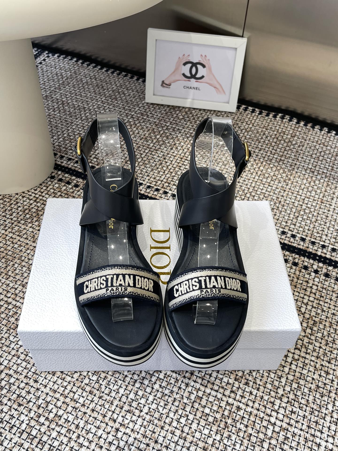 NO:232093,Dior 25ss Spring and Summer New IVIETA DWAY Jelly Color Flat-Soled Flip Flops Sandals CD Letter Logo Three-dimensional Embroidered Thick-Soled Round Toe Slippers Original development top version, soft and delicate feet, extremely comfortable. Material: Upper imported raffia grass electric embroidery high temperature water-soluble cotton technology fabric   water-dyed cowhide footbed inside   original consistent combination sole Size35-42 (40.41.42 Customized, no return or replacement), sandals, dior, dior, sandals, slippers, cowhide19860909Dior 迪奥 25ss 春夏新款 IVIETA DWAY 果冻色平底一字拖鞋 凉鞋 CD字母logo立体刺绣厚底圆头露趾拖鞋 原版开发市面顶级版本,脚感柔软细腻,舒适度极高. 材质:鞋面进口酒椰草电绣高温水溶棉质科技面料 水染牛皮垫脚内里 原版一致组合大底 Size35-42（40.41.42定做不退不换）,凉鞋,dior,dior,sandals,slippers,cowhide,Women's Shoes