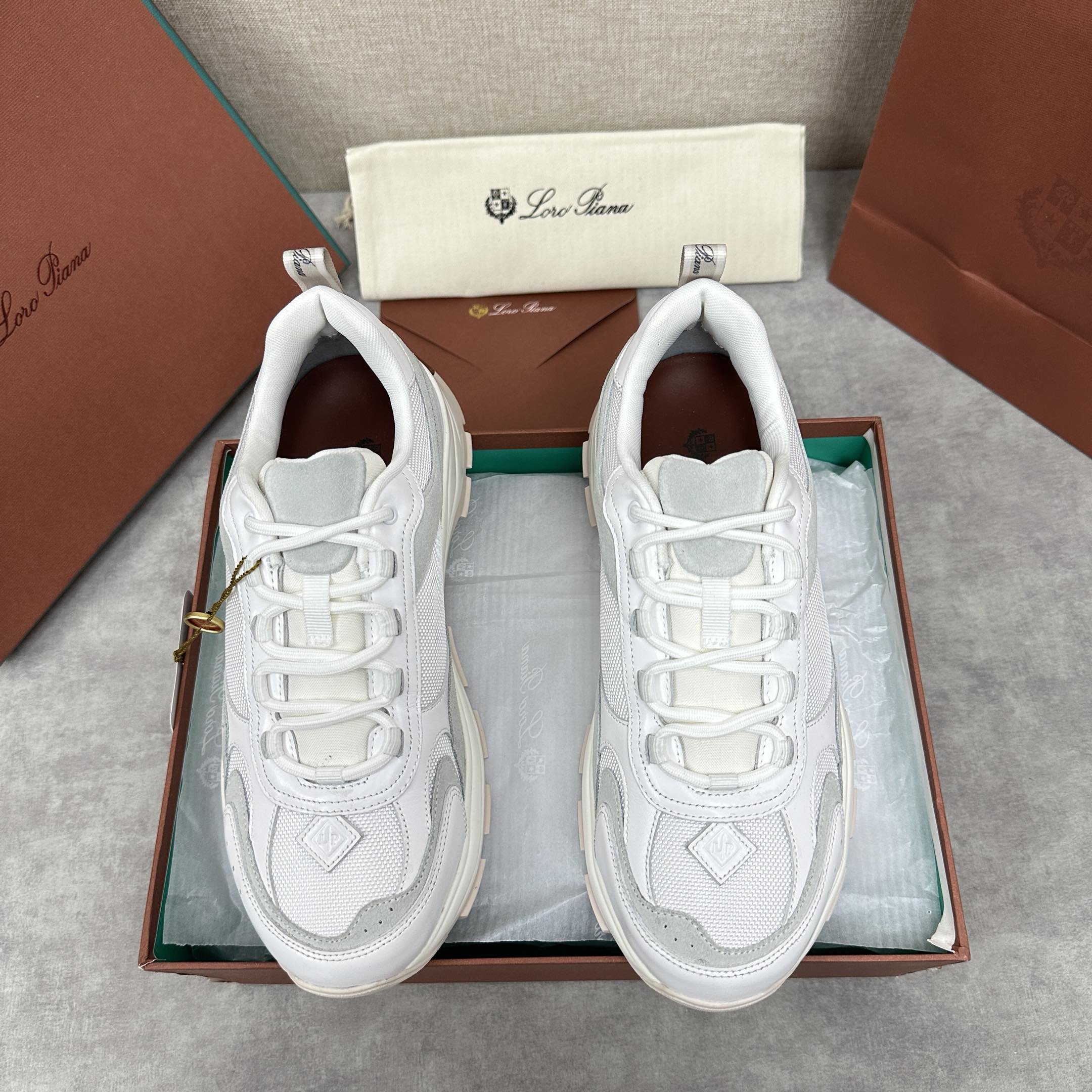 NO:221949,Brand Loro Piana color original color matching code number 39-44 customized 38.4546 price Material Nouo Pianya autumn hot product shipped!  The window style LoroPiana mesh cowhide casual sports men's shoes This casual shoe is knitted with Wind fiber, presenting a unique three-dimensional effect. The unique style is slightly narrowed in the middle and is embellished with Naba Leather. The light rubber sole and edge studs enhance grip and stability. The functional details of the shoe are full of modern aesthetics. The upper uses hot melt edge sealing process. The light technical material of the Kummel color rubber outsole is inlaid with cushioning pads on the inner side of the sole, which makes the weight distribution more even and reduces the load during travel. The leather eyelets are directly placed on the upper fixed to the sole to ensure stability. The rear is equipped with cushioning pads to enhance the comfort of wearing. LP casual shoes, loro piana, loro piana, cowhide19860909品牌Loro Piana 颜色原版配色 码数39-44定做38.4546 价格 材质诺悠翩雅秋季爆款出货！橱窗款LoroPiana网面牛皮休闲运动男鞋 这款休闲鞋采用Wind纤维针织而成,呈现出别致的立体效果,独特的版型在中段轻微变窄,并以纳巴革细节点缀.轻盈橡胶鞋底和边缘的鞋钉增强抓地力和稳定性,充满现代美感的功能细节设计为鞋子平添了运动风格.鞋面使用热熔封边工艺 Kummel色橡胶外底的轻盈技术材料鞋底内侧镶嵌着缓冲垫,让重量分配更平均,减轻行进间的负荷 皮革鞋眼直接设于固定在鞋底的鞋面上,以确保稳定性 后部搭配缓冲垫,以提升穿着舒适感,LP休闲鞋,loro piana,loro piana,cowhide,Men's shoes