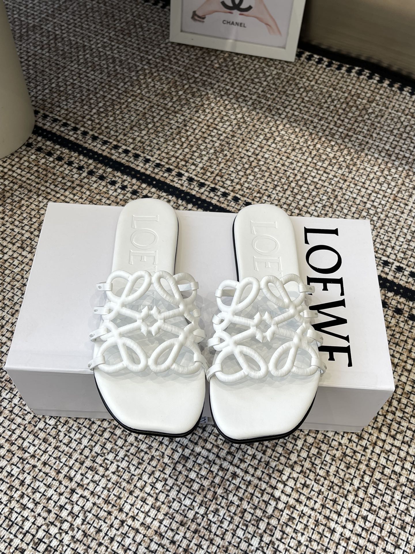 NO:232084,LOEWE 25ss Spring and summer new product slippers Crazy grass planting simple design feels cleaner and more elegant, making you miss it. The color is also very pleasing and beautiful. The instant you put on your feet, it is full of temperament and aura, which is invincible and handsome. The upper is made of cowhide print, the inside is tiptoed, sheepskin, Italy imported injection molded leather sole Size35-42 (40 41 42 customization, no return or exchange), slippers, loewe, loewe, slippers, cowhide, sheepskin, Leather soles19860909LOEWE 罗意威 25ss 春夏新品 拖鞋 疯狂种草简约设计感觉更干净优雅 让你念念不忘 颜色也很耐看漂亮,上脚瞬间气质十足气场,简直无敌帅气有型 鞋面采用牛皮印花 内里踮脚 羊皮 意大利进口注塑真皮大底 Size35-42（40 41 42定制不退换）,拖鞋,loewe,loewe,slippers,cowhide,sheepskin,Leather soles,Women's Shoes