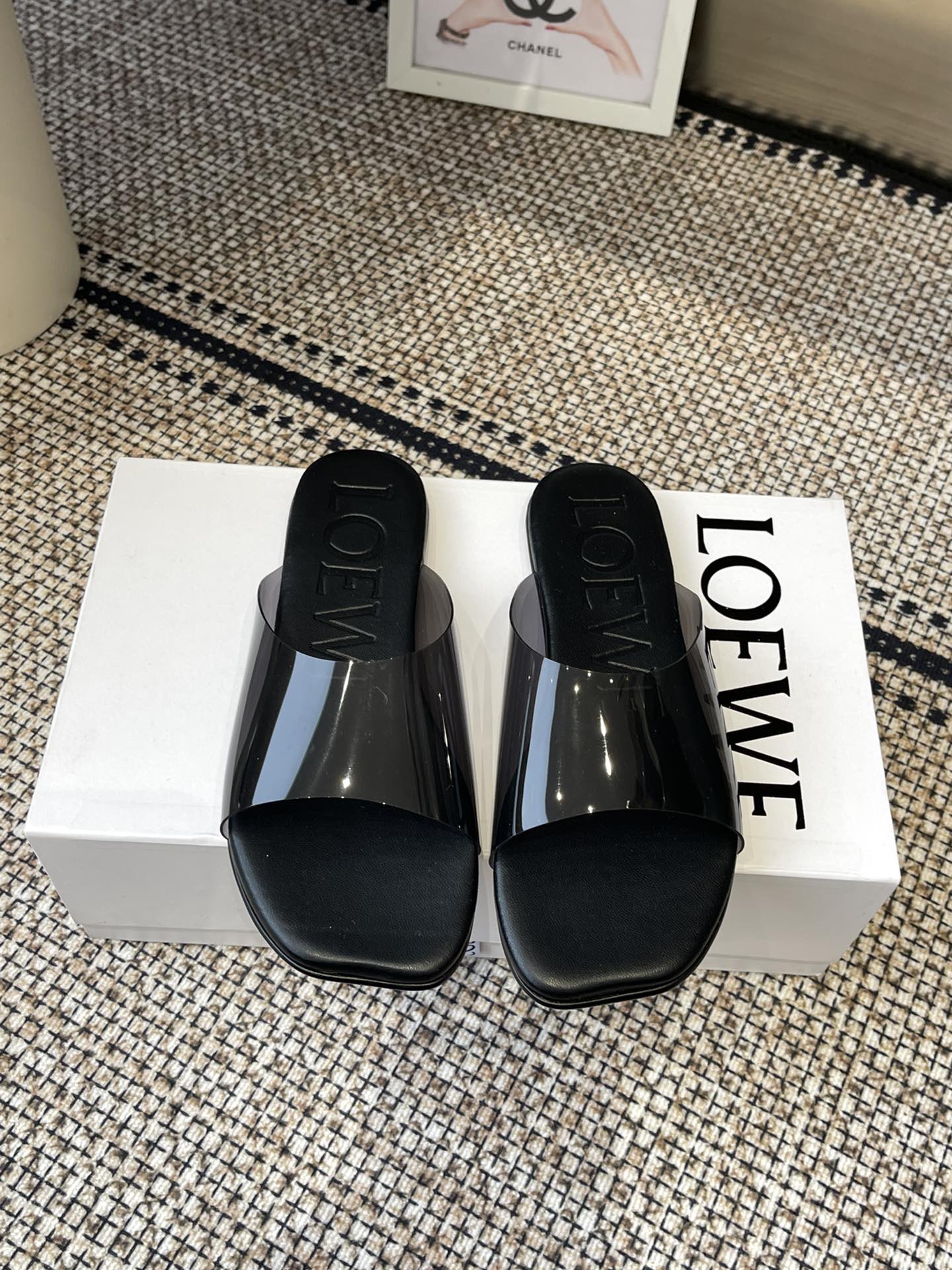 NO:232087,LOEWE 25ss Spring and summer new product slippers Crazy grass planting simple design feels cleaner and more elegant, making you miss it. The color is also very pleasing and beautiful. The instant you put on your feet, it is full of temperament and aura, which is invincible and handsome. The upper uses custom PVC film, tiptoe, sheepskin, Italy imported injection molded leather sole Size35-42 (40 41 42 customization, no return or exchange), slippers, loewe, loewe, slippers, sheepskin, Leather soles19860909LOEWE 罗意威 25ss 春夏新品 拖鞋 疯狂种草简约设计感觉更干净优雅 让你念念不忘 颜色也很耐看漂亮,上脚瞬间气质十足气场,简直无敌帅气有型 鞋面采用定制PVC胶片 内里踮脚 羊皮 意大利进口注塑真皮大底 Size35-42（40 41 42定制不退换）,拖鞋,loewe,loewe,slippers,sheepskin,Leather soles,Women's Shoes