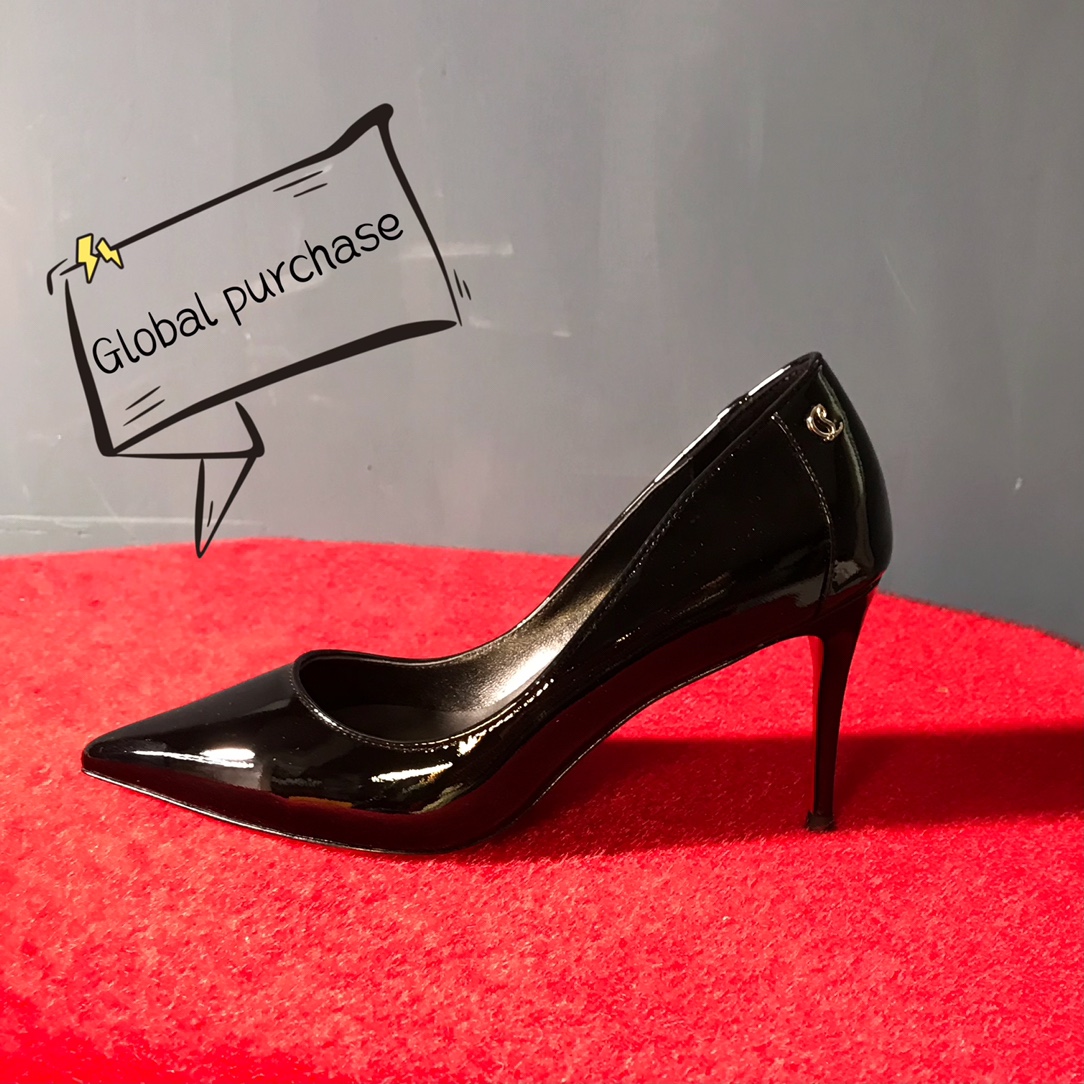 NO:100601,High-end customization 2025 spring and summer classic model H8.5Cm, size 34-42. Genuine leather big sole. 9039- Black leather, black sheepskin, letter trademark buckle, official website synchronization Standard European code No:9039- Color:black/black Material:patent leather Lining:goat leather Heel height:8.5Cm Sole:leather sole Size:EUR 35-42 (US 4-11):,,christian louboutin,sheepskin,Leather soles19860909高端订制 2025春夏精典款 H8.5Cm,尺码34-42码.真皮大底.9039-黑柒皮,黑羊皮里,字母商标扣,官网同步 标准欧码 No:9039- Color:black/black Material:patent leather Lining:goat leather Heel heigh:8.5Cm Sole:leather sole Size:EUR 35－42（US 4一11) :,,christian louboutin,sheepskin,Leather soles,Women's Shoes