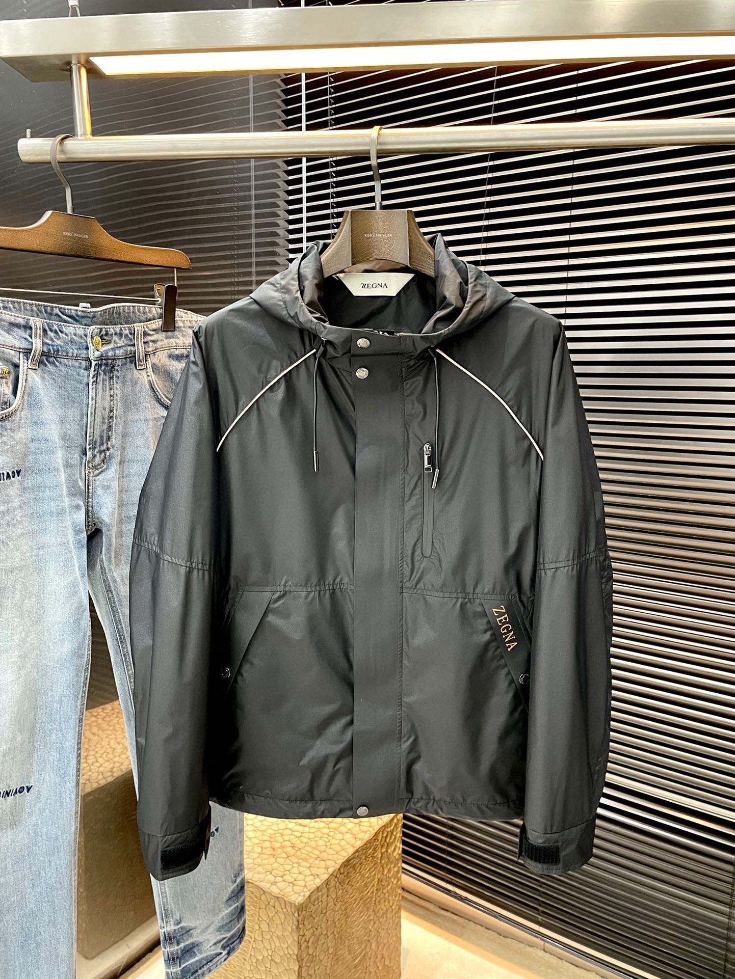 P: SZ  Z Zegna-（杰尼亚）重磅推荐！春季新品 官网同步发售 简约大方夹克 进口原版高品质聚脂纤维面料，垂度和光泽绝对是提气，门襟设计 更显青春活力，车工走线整齐平整，所有五金附料都是客供带logo顶级配件 一看就是高档的面料 这种面料都是定织的 正规大厂途径出来的好货，无任何有挑剔的地方 这样的一件外套属于常备常穿的，实用性很强。尺码 -