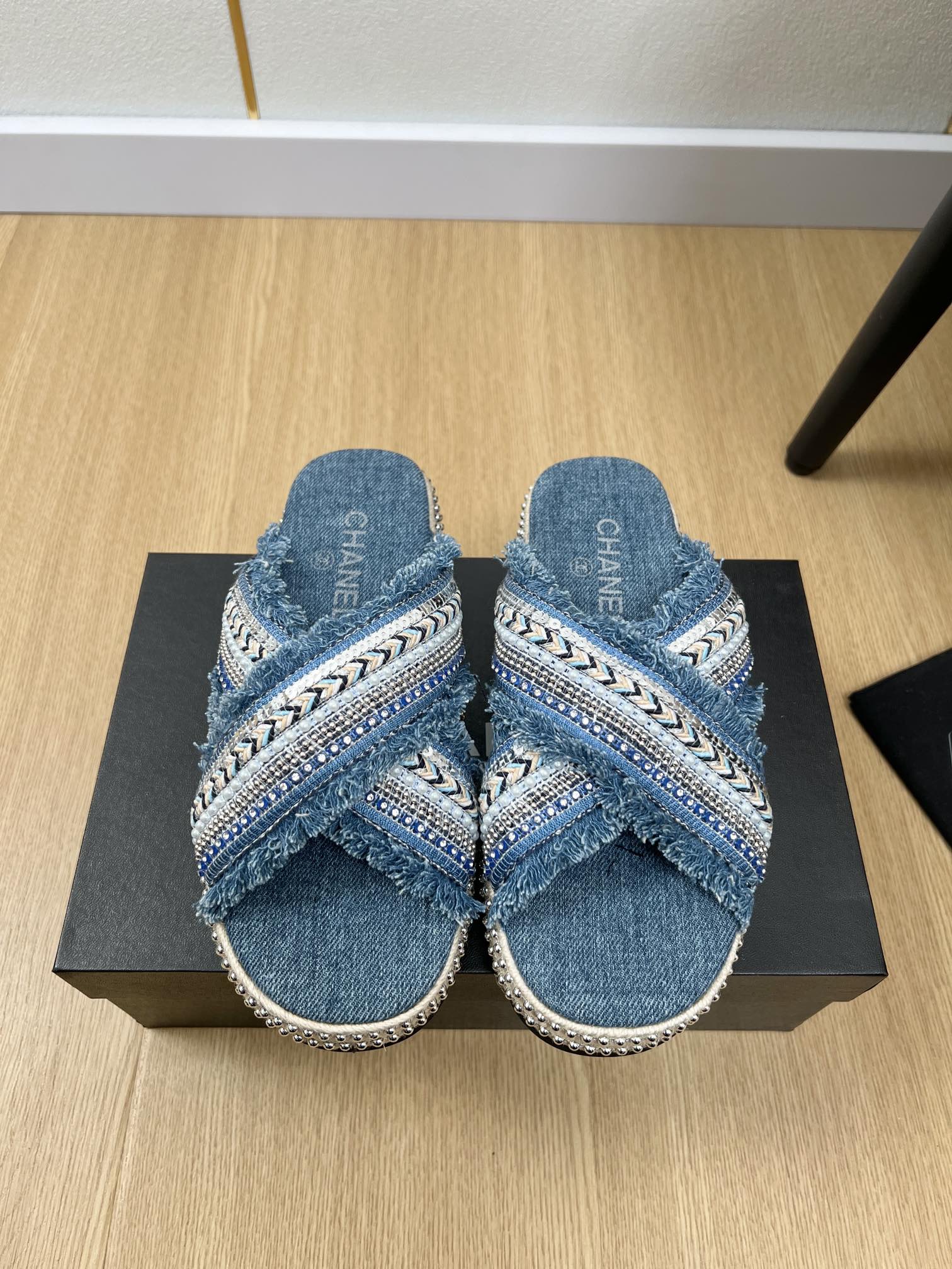 NO:259729,CHANEL | Xiaoxiang's new early spring product, new counter style hemp rope cross-belt slipper series, love at first sight, Xiaohongshu strongly promotes sandals, which look good no matter how you match it, a must-have for fashionable beauty, Xiaoxiang's loves simple and irresistible set/match shows a unique style of dressing, free mixing and matching, shining in place, and keeps the fashionable pace of Grandma Tsuka!  !  !  Exquisite details enlarge the original mold opening hardware buckle Top version purchasing level creation & small person benefits Thick sole Increase height Super slimming This year's fairy must have fashion items Upper Original custom materials Inner Imported denim fabric Outsole Original hemp rope combination rubber outsole Outsole 2.5cm Size 35-41 (40.41 customization without return and exchange), slippers, chanel, chanel, sandals, slippers19860909CHANEL香奈儿 |  小香早春新品 专柜新款麻绳交叉带拖鞋系列 一见钟情 小红书力推款凉鞋,怎么搭配都好看,时髦精必备,小香女士钟爱简约又难以抗拒系/搭配展现与众不同的穿搭风格、自由混搭闪耀到位跟紧香奶奶时尚步伐！！！精致细节放大看原版开模五金扣 顶级版本代购级别打造&小个子的福利 厚底 增高 超级显瘦 今年小仙女♀必备时尚单品 鞋面 原版定制材料 内里 进口牛仔布料 大底 原版麻绳组合橡胶大底 大底 2.5cm 码数 35-41（40.41定制不退换）,拖鞋,chanel,chanel,sandals,slippers,Women's Shoes