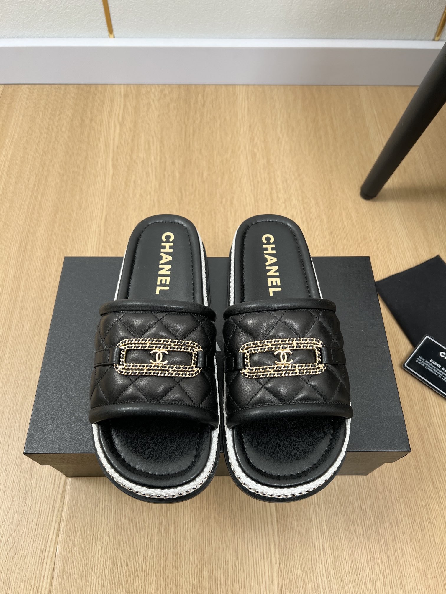 NO:259731,CHANEL Chanel | Xiaoxiang's early spring new product, a counter new chain double C-button slipper series, love at first sight, Xiaohongshu strongly promotes sandals, which look good no matter how you match it, a must-have for fashionable beauty, Xiaoxiang's loves simple and irresistible series/match shows a unique style of dressing, free mixing and matching, shining in place, and keeps the fashionable pace of Grandma Tsuka!  !  !  Exquisite details enlarge the original mold opening hardware buckle. Top version purchasing level creation & small person benefits. Thick sole. Heighten height. Super slim. This year's fairy must-have fashion items. Upper. Original imported sheepskin. Inner. Imported sheepskin. Outsole. Original mold opening. Sole height. 2.5cm. Size 35-41 (40.41 customization without return). Slippers. Chanel, chanel, sandals, slippers, sheepskin.19860909CHANEL香奈儿 |  小香早春新品 专柜新款链条双C扣拖鞋系列 一见钟情 小红书力推款凉鞋,怎么搭配都好看,时髦精必备,小香女士钟爱简约又难以抗拒系/搭配展现与众不同的穿搭风格、自由混搭闪耀到位跟紧香奶奶时尚步伐！！！精致细节放大看原版开模五金扣 顶级版本代购级别打造&小个子的福利 厚底 增高 超级显瘦 今年小仙女♀必备时尚单品 鞋面 原版进口羊皮 内里 进口羊皮 大底 原版开模大底 底高 2.5cm 码数 35-41（40.41定制不退换）,拖鞋,chanel,chanel,sandals,slippers,sheepskin,Women's Shoes