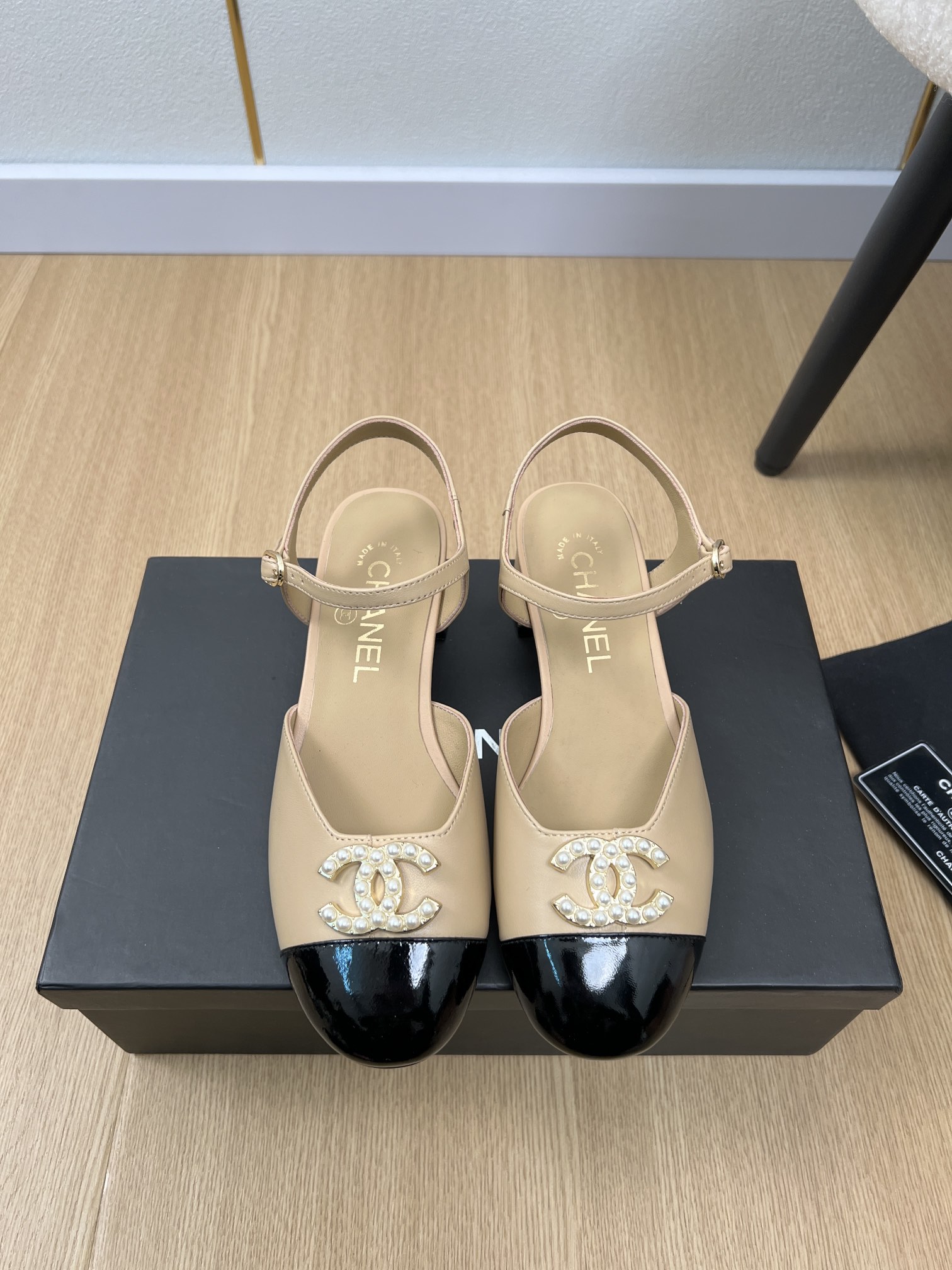 NO:259721,CHANEL Chanel | Xiaoxiang's early spring new product, a counter new double C pearl buckle rear empty sandal series, love at first sight, Xiaohongshu strongly promotes sandals, which look good no matter how you match it, a must-have for fashionable beauty, Xiaoxiang's loves simple and irresistible series/match shows a unique style of dressing, free mixing and matching, shining in place, and keeps the fashionable pace of Grandma Tsuka!  !  !  Exquisite details enlarge the original mold opening hardware buckle Top version purchasing level creation & small person welfare Thick sole Enhanced height Super slim This year's fairy must-have fashion items Upper Original imported sheepskin Inner Imported sheepskin Outsole Italian imported genuine leather sole Sole 3.5cm Size 35-41 (40.41 custom-made non-return and exchange), sandals, chanel, chanel, sandals, sheepskin, Leather soles19860909CHANEL香奈儿 |  小香早春新品 专柜新款双C珍珠扣后空凉鞋系列 一见钟情 小红书力推款凉鞋,怎么搭配都好看,时髦精必备,小香女士钟爱简约又难以抗拒系/搭配展现与众不同的穿搭风格、自由混搭闪耀到位跟紧香奶奶时尚步伐！！！精致细节放大看原版开模五金扣 顶级版本代购级别打造&小个子的福利 厚底 增高 超级显瘦 今年小仙女♀必备时尚单品 鞋面 原版进口羊皮 内里 进口羊皮 大底 意大利进口真皮大底 底高 3.5cm 码数 35-41（40.41定制不退换）,凉鞋,chanel,chanel,sandals,sheepskin,Leather soles,Women's Shoes