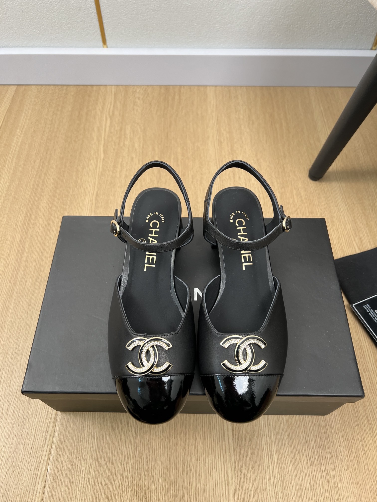 NO:259723,CHANEL Chanel | Xiaoxiang's early spring new product, new double C diamond buckle rear-length sandal series, love at first sight, Xiaohongshu strongly promotes sandals, which look good no matter how you match it, a must-have for fashionable beauty, Xiaoxiang's loves simple and irresistible series/match shows a unique style of dressing, free mixing and matching, shining in place, and keeps the fashionable pace of Grandma Tsubasa!  !  !  Exquisite details enlarge the original mold opening hardware buckle Top version purchasing level creation & small person welfare Thick sole Enhanced height Super slim This year's fairy must-have fashion items Upper Original imported sheepskin Inner Imported sheepskin Outsole Italian imported genuine leather sole Sole 3.5cm Size 35-41 (40.41 custom-made non-return and exchange), sandals, chanel, chanel, sandals, sheepskin, Leather soles19860909CHANEL香奈儿 |  小香早春新品 专柜新款双C钻扣后空凉鞋系列 一见钟情 小红书力推款凉鞋,怎么搭配都好看,时髦精必备,小香女士钟爱简约又难以抗拒系/搭配展现与众不同的穿搭风格、自由混搭闪耀到位跟紧香奶奶时尚步伐！！！精致细节放大看原版开模五金扣 顶级版本代购级别打造&小个子的福利 厚底 增高 超级显瘦 今年小仙女♀必备时尚单品 鞋面 原版进口羊皮 内里 进口羊皮 大底 意大利进口真皮大底 底高 3.5cm 码数 35-41（40.41定制不退换）,凉鞋,chanel,chanel,sandals,sheepskin,Leather soles,Women's Shoes