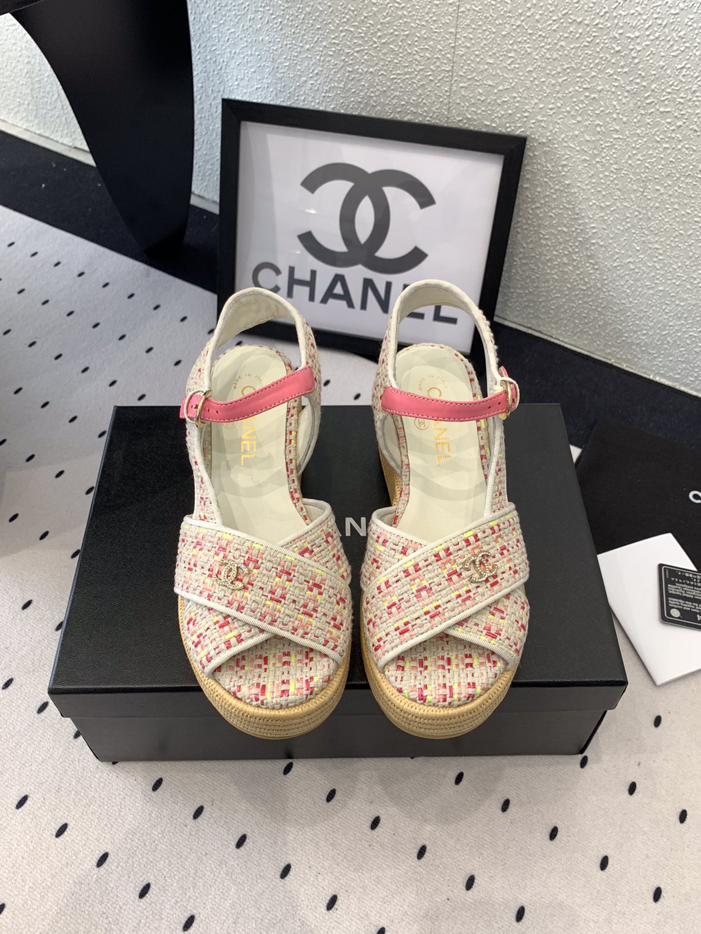 NO:247672,Chanel new thick-soled sandals high-version shipping counter new version, height increase and slimming legs original customized oil wax leather fabric sheepskin inner foot pad original molded rubber outsole Size35-39 (customized for 40 and 41), sandals, chanel, sandals, sheepskin19860909Chanel新款厚底凉鞋高版本出货专柜新版面 增高瘦腿 原版定制油蜡皮面料羊皮内里垫脚原版开模橡胶大底Size35-39（40、41订做）,凉鞋,chanel,sandals,sheepskin,Women's Shoes