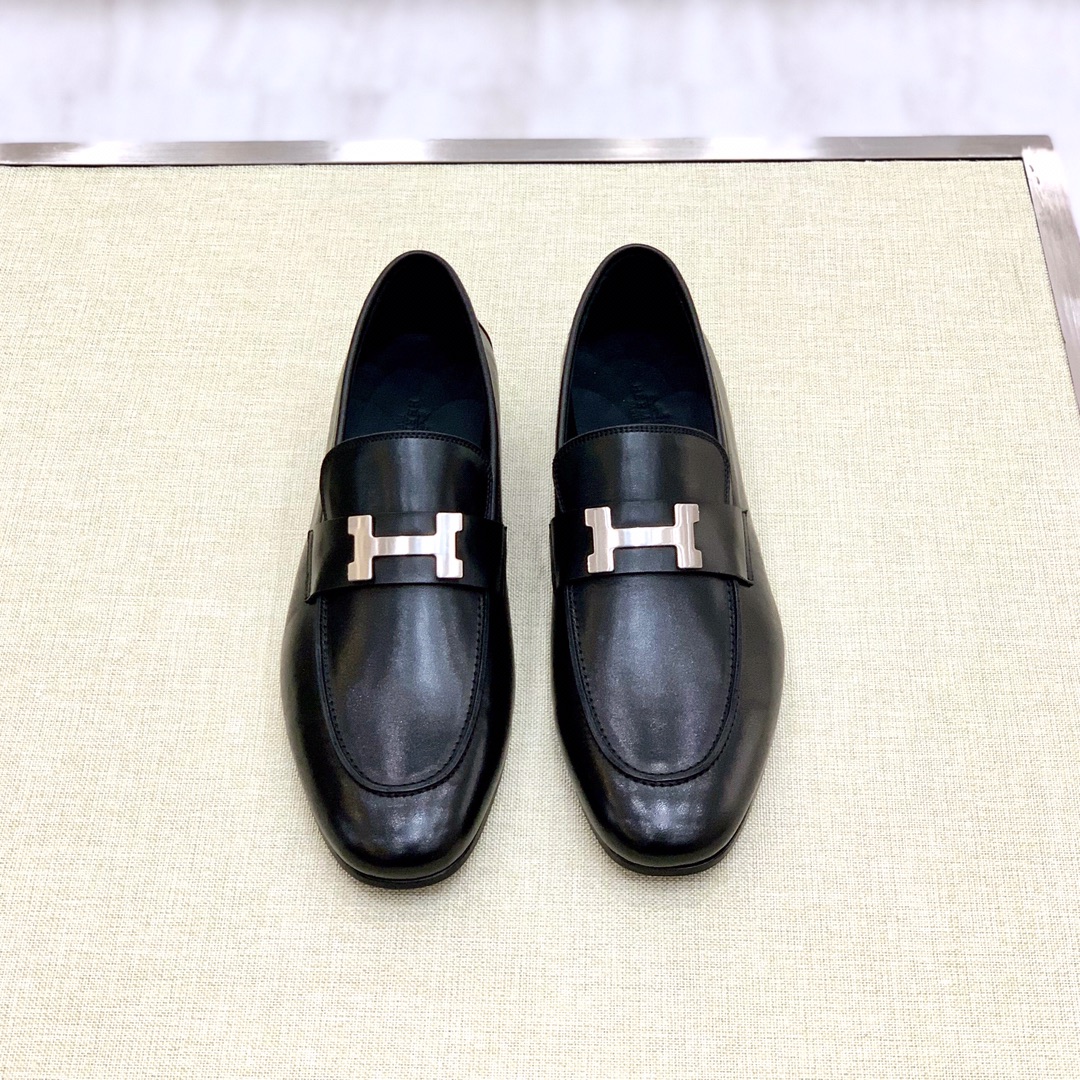 NO:743285,[H*] -High-end quality original order -Original imported calfskin -The inner feet are made of top-grade cowhide, original genuine leather outsole -The high-quality leather surface is matched with the original fasteners, full of charm -Size 39-44 (38, 45, 46 customized, non-refundable and non-exchangeable) -,,cowhide,Leather soles19860909【H*】 -高端品质 原单 -原版进口小牛皮 -内里垫脚均用顶级牛皮,原版真皮大底 -优质的皮面与原单的扣件搭配,魅力十足 -Size 39-44（38,45,46 定制不退不换） -,,cowhide,Leather soles,Men's shoes