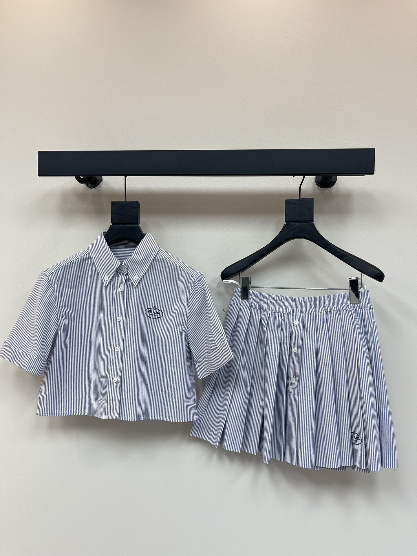 NO:416753,Prad*25 spring and summer new product Academy style Oxford cotton short-sleeved shirt with pleated skirt suit Customized colored fabric The iconic embroidered logo injects distinctive personality into the body The Korean drama heroine is lazy style Don’t miss it if you like stripes. Daily recommendations for wearing full of practical sex SML,,prada,skirts,shirts,T-shirts,alexander wang19860909Prad*25春夏新品学院风牛津棉短袖衬衫搭配百褶半裙套装 定制色织面料 标志性的刺绣徽标为衣身注入鲜明个性 韩剧女主慵懒风 喜欢条纹的不要错过了 实穿性满满日常推荐 SML,,prada,skirts,shirts,T-shirt,alexander wang,Women's clothing