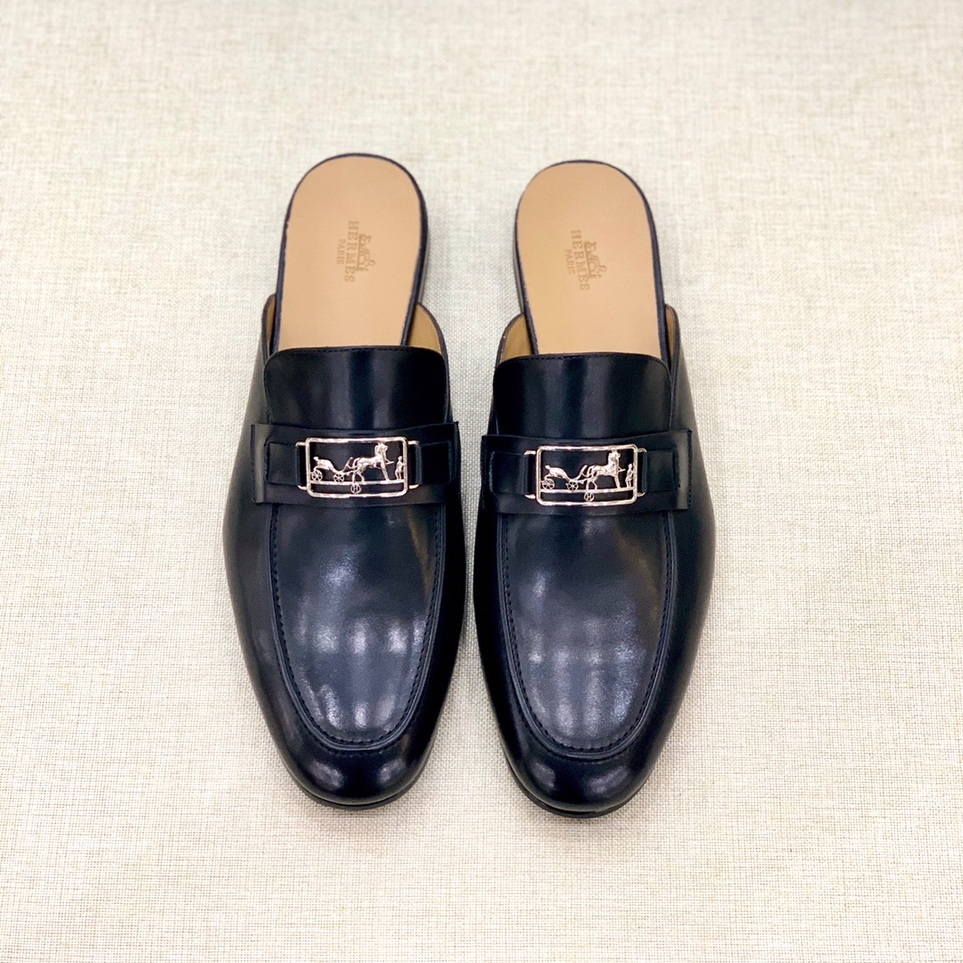 NO:711547,[H*] -High-end quality original order -Original imported calfskin -The inner feet are made of top-grade cowhide, original genuine leather outsole -The high-quality leather surface is matched with the original fasteners, full of charm -Size 39-44 (38, 45, 46 customized, non-refundable and non-exchangeable) -,,cowhide,Leather soles19860909【H*】 -高端品质 原单 -原版进口小牛皮 -内里垫脚均用顶级牛皮,原版真皮大底 -优质的皮面与原单的扣件搭配,魅力十足 -Size 39-44（38,45,46 定制不退不换） -,,cowhide,Leather soles,Men's shoes