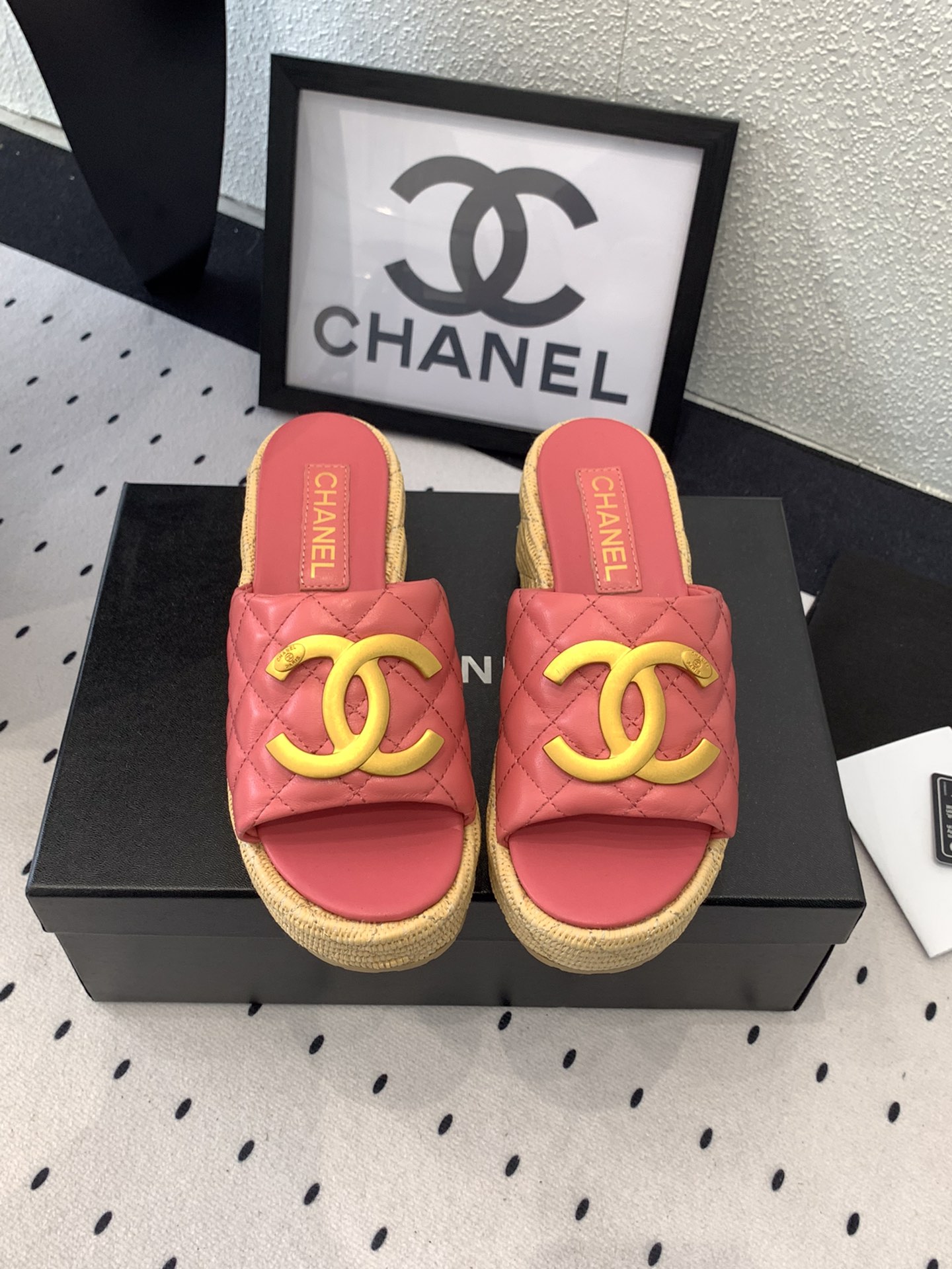 NO:247698,Chanel new thick-soled slippers high-version shipping counter new version, height increase and slimming legs original custom imported sheepskin fabric sheepskin inner foot pad original molded rubber sole Size35-39 (custom made in 40 and 41), slippers, chanel, slippers, sheepskin19860909Chanel新款厚底拖鞋高版本出货专柜新版面 增高瘦腿 原版定制进口羊皮面料羊皮内里垫脚原版开模橡胶大底Size35-39（40、41订做）,拖鞋,chanel,slippers,sheepskin,Women's Shoes