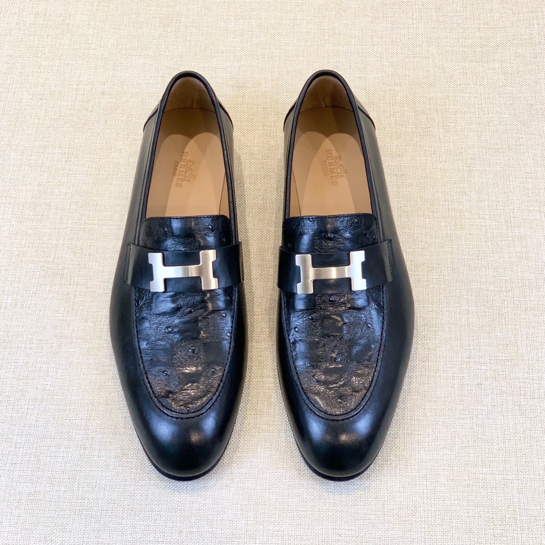 NO:893915,[H*] -High-end quality original order -Original imported calfskin -The inner feet are made of top-grade cowhide, original genuine leather outsole -The high-quality leather surface is matched with the original fasteners, full of charm -Size 39-44 (38, 45, 46 customized, non-refundable and non-exchangeable) -,,cowhide,Leather soles19860909【H*】 -高端品质 原单 -原版进口小牛皮 -内里垫脚均用顶级牛皮,原版真皮大底 -优质的皮面与原单的扣件搭配,魅力十足 -Size 39-44（38,45,46 定制不退不换） -,,cowhide,Leather soles,Men's shoes