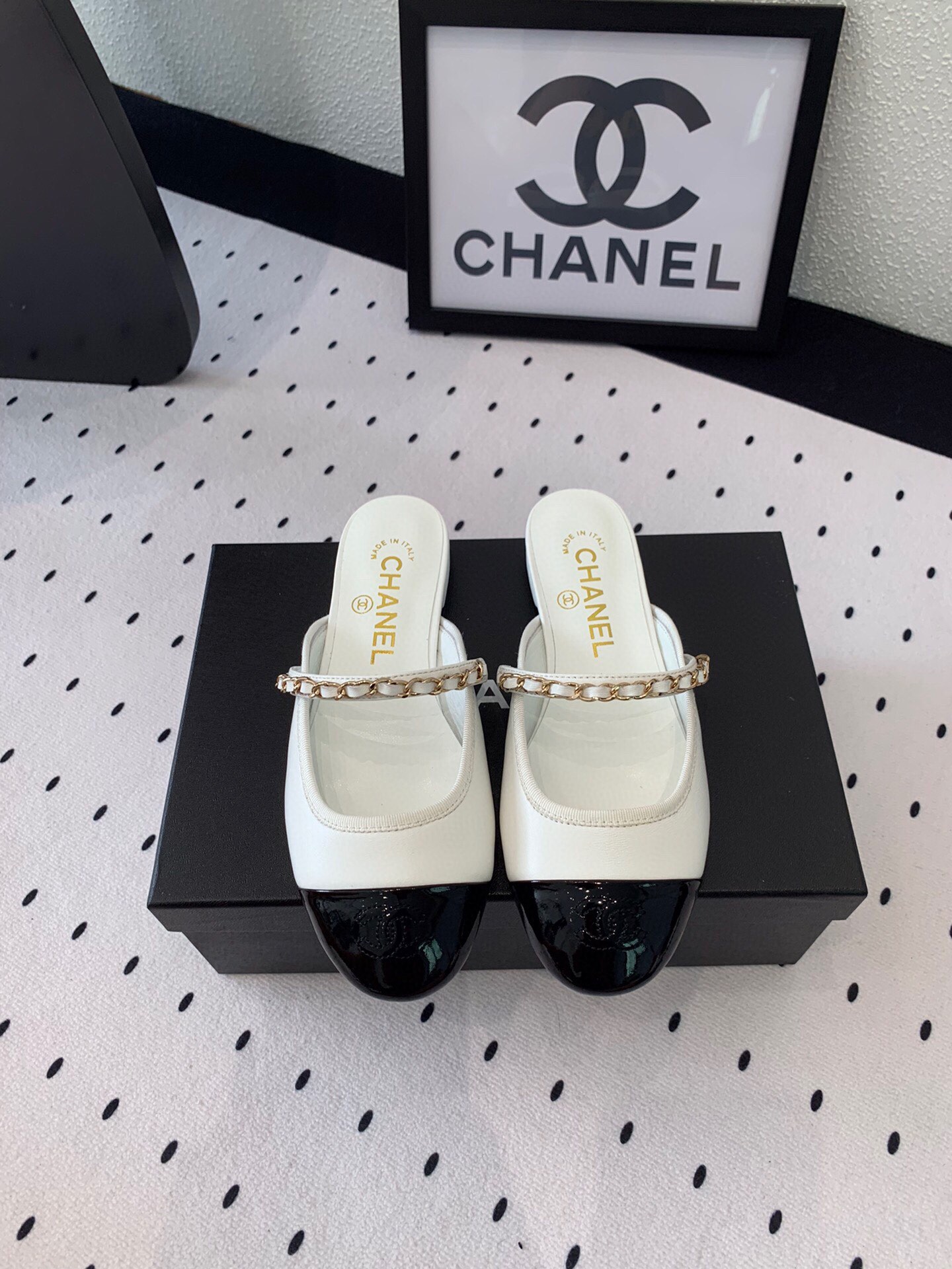 NO:247692,Chanel new chain slippers Top version Popular pictures on major social platforms The texture is very soft and comfortable. Imported sheepskin upper Sheepskin footbed inside Italian leather outsole Size: 35-40, semi-torque, chanel, slippers, sheepskin, Leather soles19860909Chanel新款链条拖鞋 顶级版本 各大社交平台热门晒图 质感上脚是非常柔软舒服的 进口羊皮鞋面 羊皮垫脚内里 意大利真皮大底 Size:35-40,半拖,chanel,slippers,sheepskin,Leather soles,Women's Shoes
