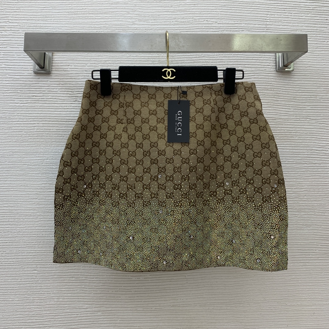 NO:326154,Model number D25031287 GUCC* newest classic interlocking GG jacquard fabric high-end feel heavy industry color diamond ironing decoration high waist slim A-line short skirt skirt!  (M size high waist circumference 68, hip circumference 94, skirt length 37), gucci, skirt circumference 37, alexander wang19860909款号D25031287 GUCC*新款 经典互扣GG提花面料高级感重工彩钻烫钻装饰高腰显瘦A字短裙半身裙！（M码高腰围68,臀围94,裙长37）,,gucci,skirts,alexander wang,Women's clothing