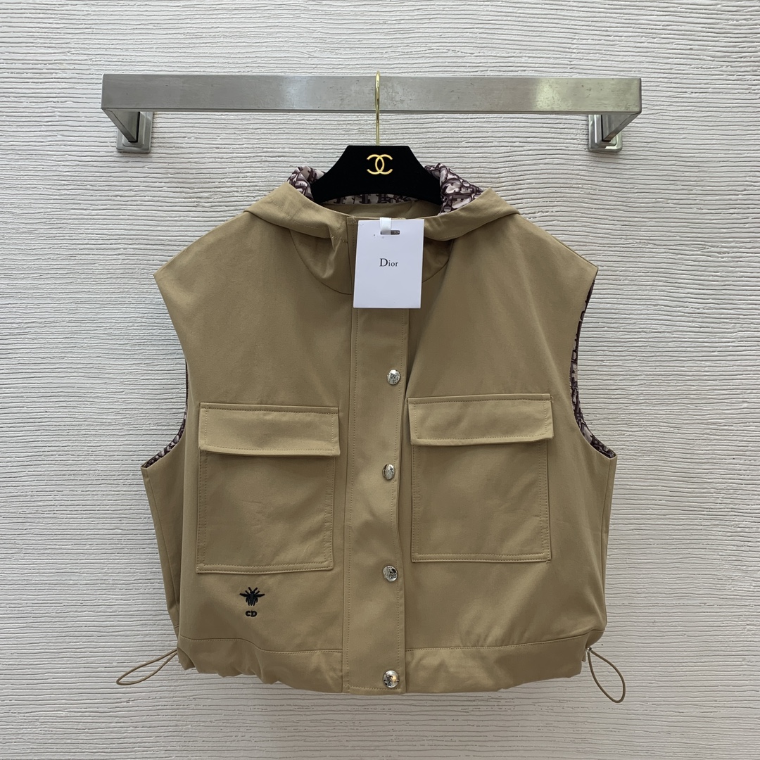 NO:326783,Model number D25031394 Dio* new custom classic presbyterian letter logo lining CD bee embroidery decorative double pocket work style fashionable and versatile hooded vest jacket!  Navy blue, khaki, (M size shoulder width 51, bust 118, length 52), dior, jackets & coats, hats, alexander wang19860909款号D25031394 Dio*新款定制经典老花字母logo内衬CD小蜜蜂刺绣装饰双口袋工装风时尚百搭连帽马甲外套！藏蓝色、卡其色、（M码肩宽51,胸围118,衣长52）,,dior,jackets & coats,hats,alexander wang,Women's clothing