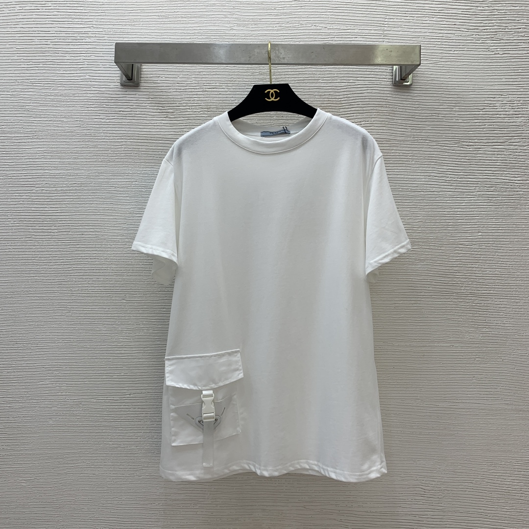 NO:326173,Model number D25031274 PRAD*A new model, same style as men and women, work clothes, air pocket snap-on triangle logo, decorative loose version, fashionable and versatile short-sleeved T-shirt top!  White, black, (M size shoulder width 47, bust 112, sleeve length 20, clothing length 71) hair 1,,prada,T-shirt,tees,t-shirt,alexander wang19860909款号D25031274 PRAD*A新款 男女同款工装风口袋卡扣三角标logo装饰宽松版时尚百搭短袖t恤上衣！白色、黑色、（M码肩宽47,胸围112,袖长20,衣长71）发1,,prada,T-shirt,tees，t-shirt,alexander wang,Women's clothing