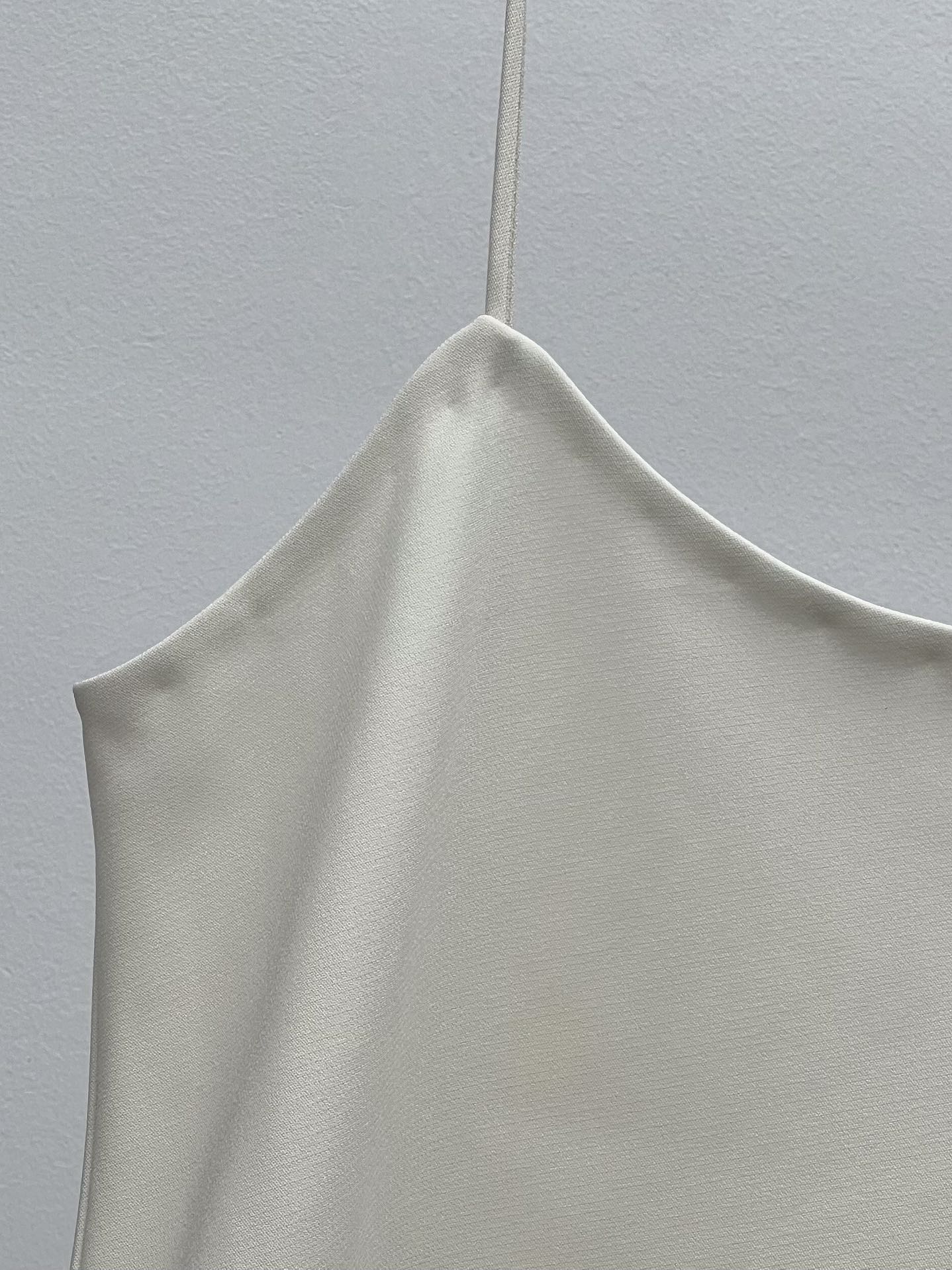 Stylish Single-Size Female Suit with Innovative Design and Comfortable Fabric - 图片 4